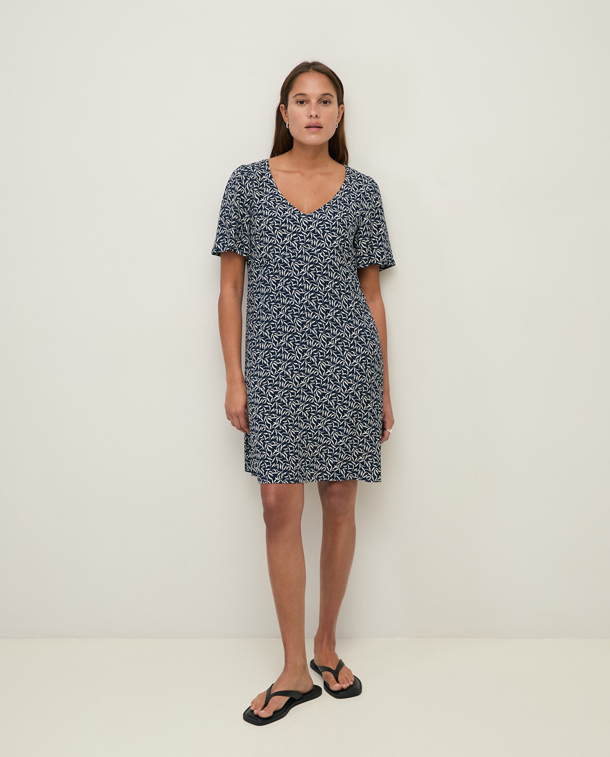 Vestido midi fluido flores en color azul oscuro, vista frontal con detalle del tejido 3