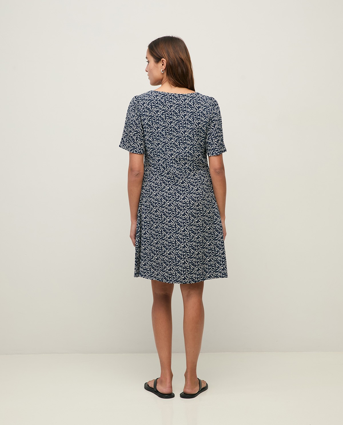 Vestido midi fluido flores en color azul oscuro, vista frontal con detalle del tejido 4