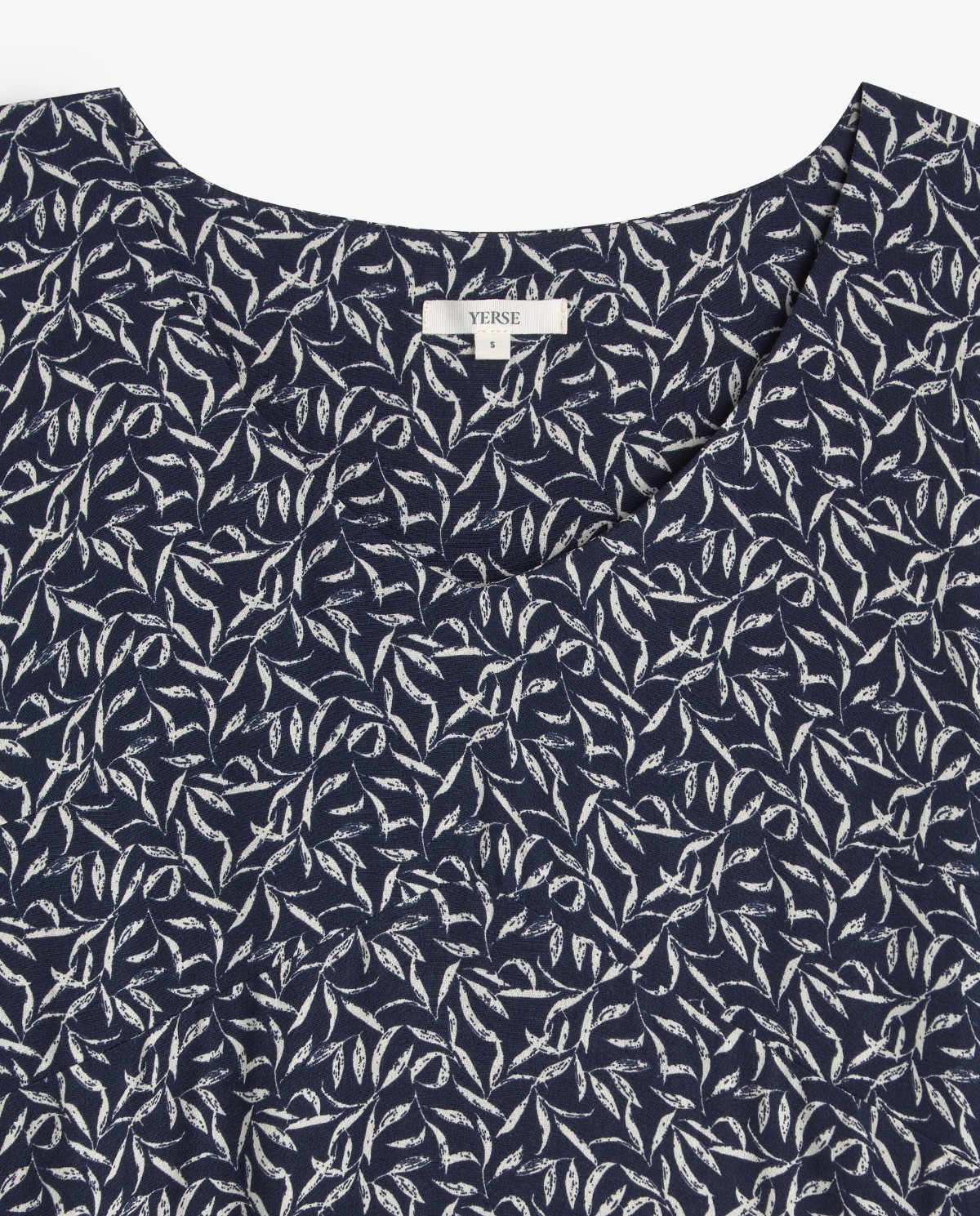 Vestido midi fluido flores en color azul oscuro, vista frontal con detalle del tejido 6