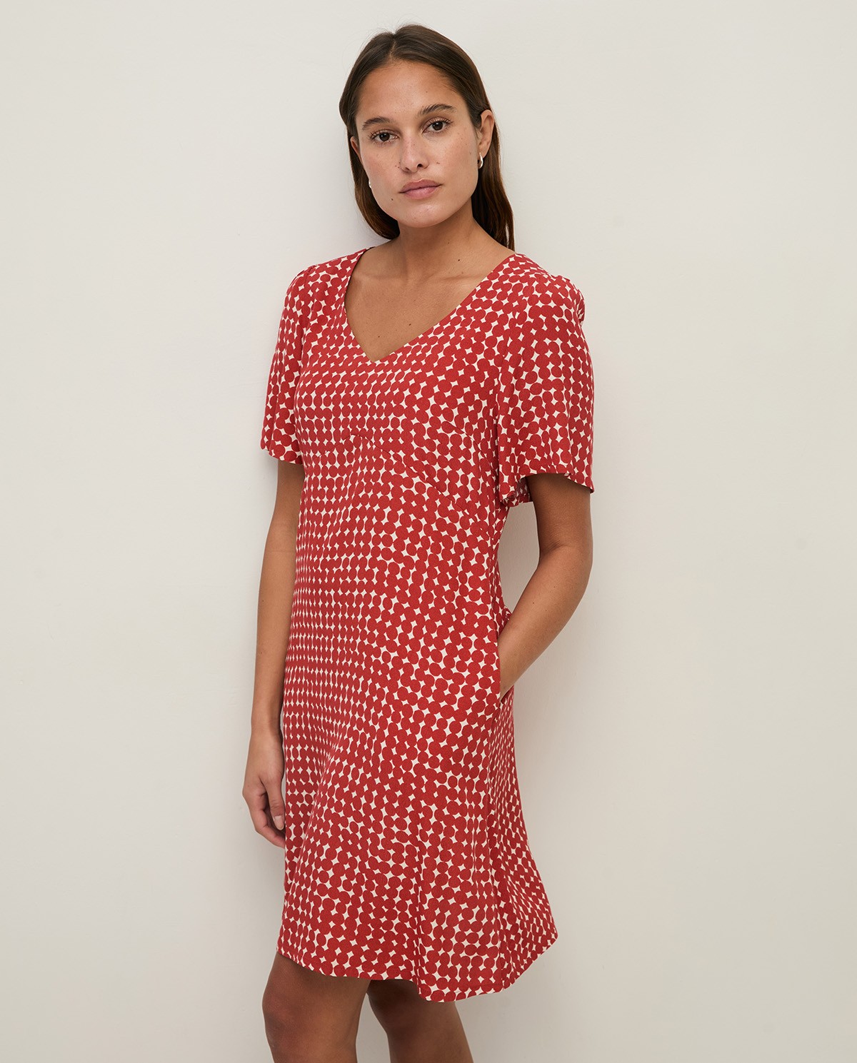 Vestido midi fluido estampado geométrico en color Rojo oscuro, vista frontal con detalle del tejido