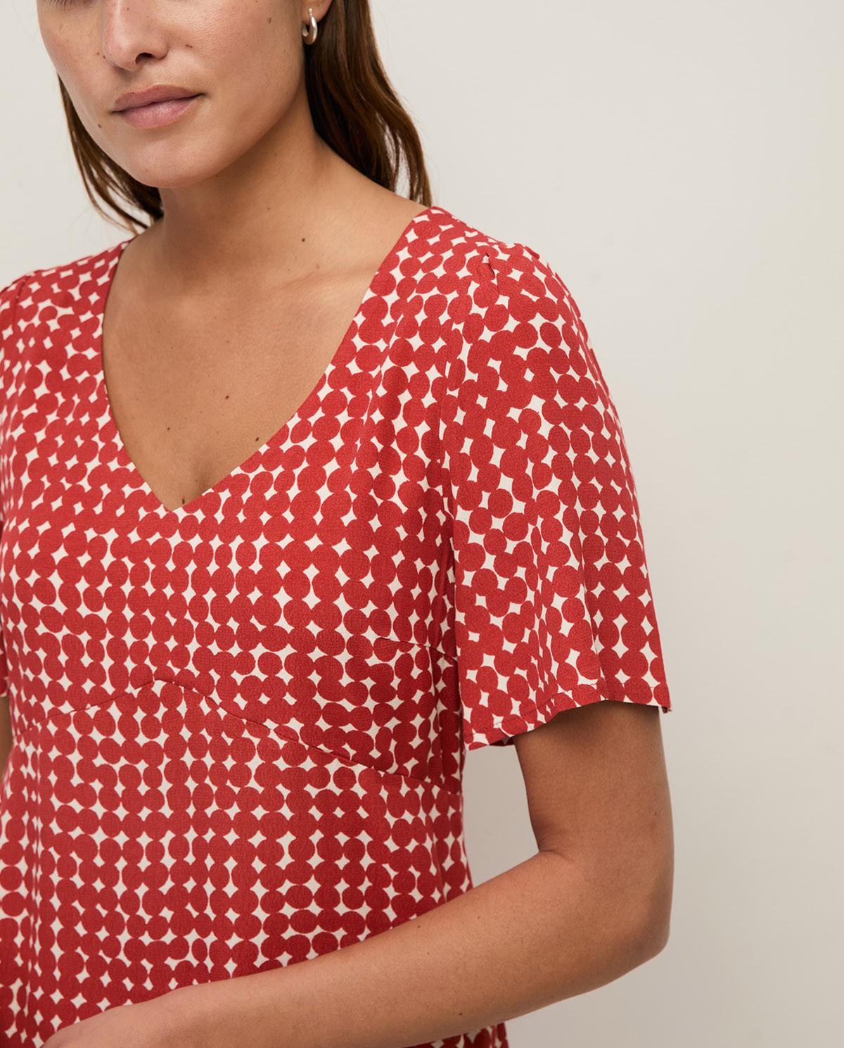 Vestido midi fluido estampado geométrico en color Rojo oscuro, vista frontal con detalle del tejido 1