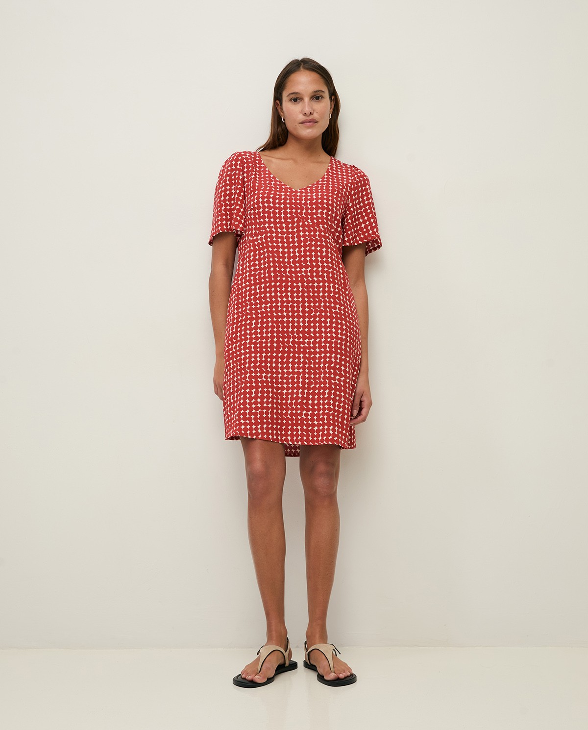 Vestido midi fluido estampado geométrico en color Rojo oscuro, vista frontal con detalle del tejido 2