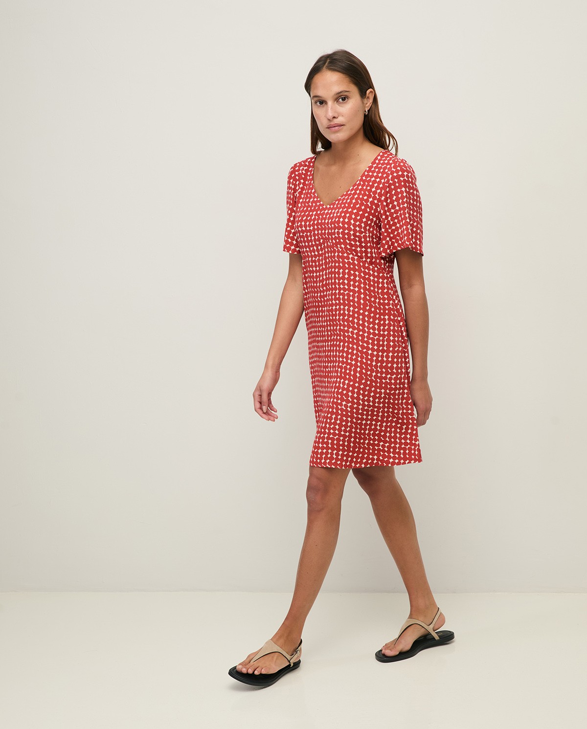 Vestido midi fluido estampado geométrico en color Rojo oscuro, vista frontal con detalle del tejido 3