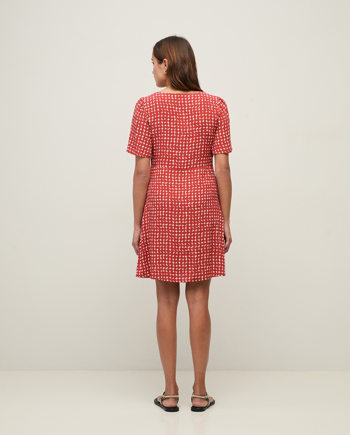 Vestido midi fluido estampado geométrico en color Rojo oscuro, vista frontal con detalle del tejido 4