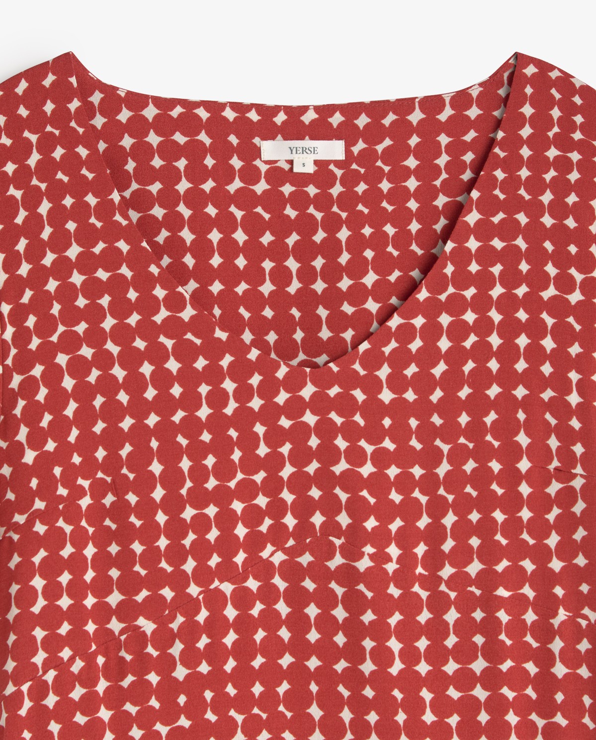 Vestido midi fluido estampado geométrico en color Rojo oscuro, vista frontal con detalle del tejido 6