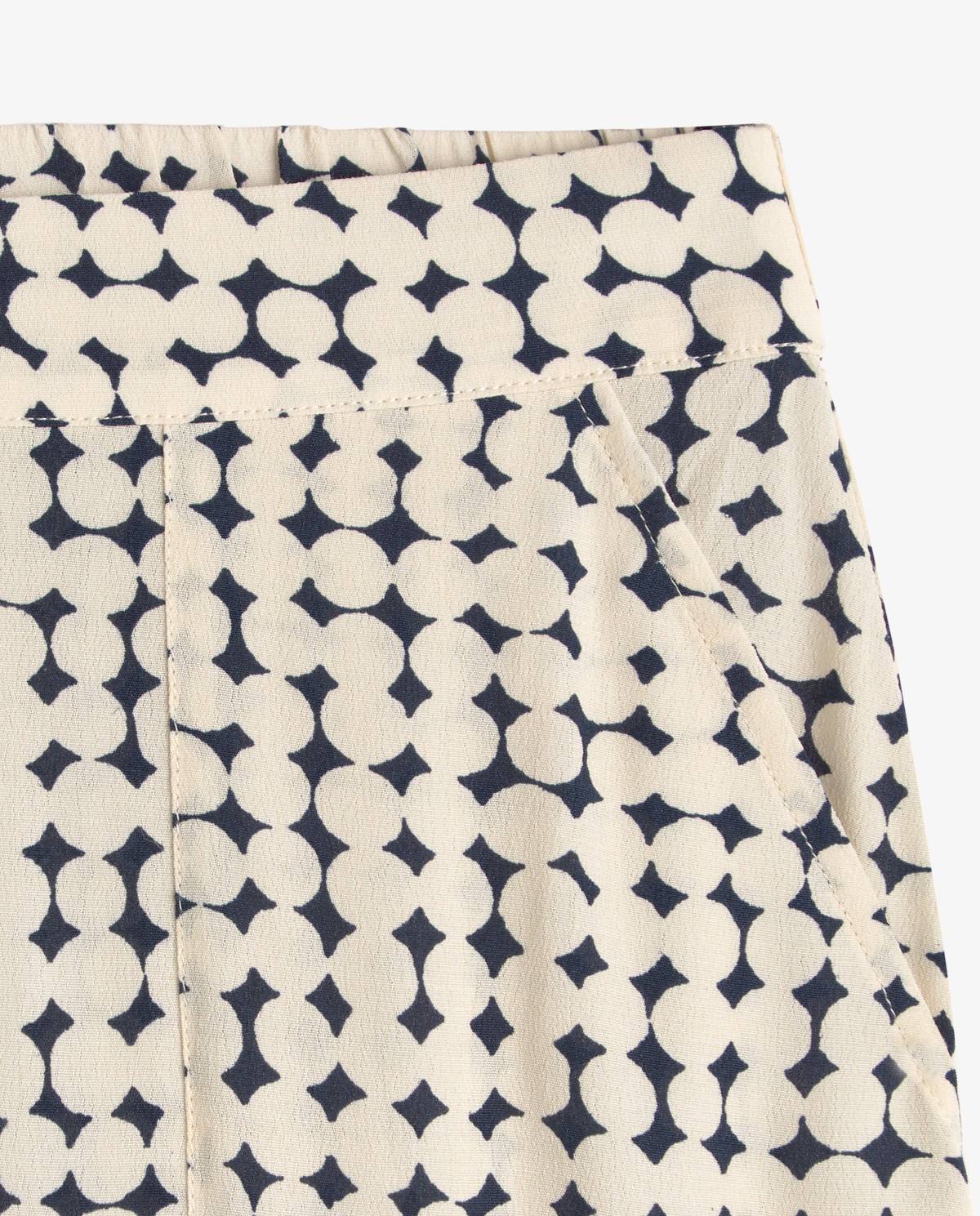 Falda midi estampado geométrico en color azul oscuro, vista frontal con detalle del tejido 7