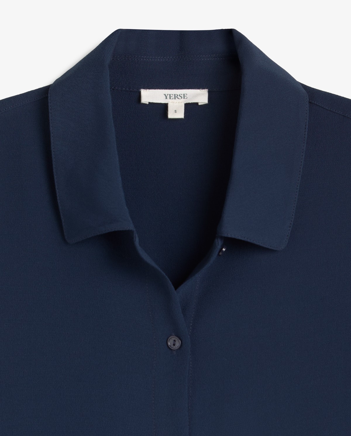 Camisa manga corta tejido crepé en color azul oscuro, vista frontal con detalle del tejido 7