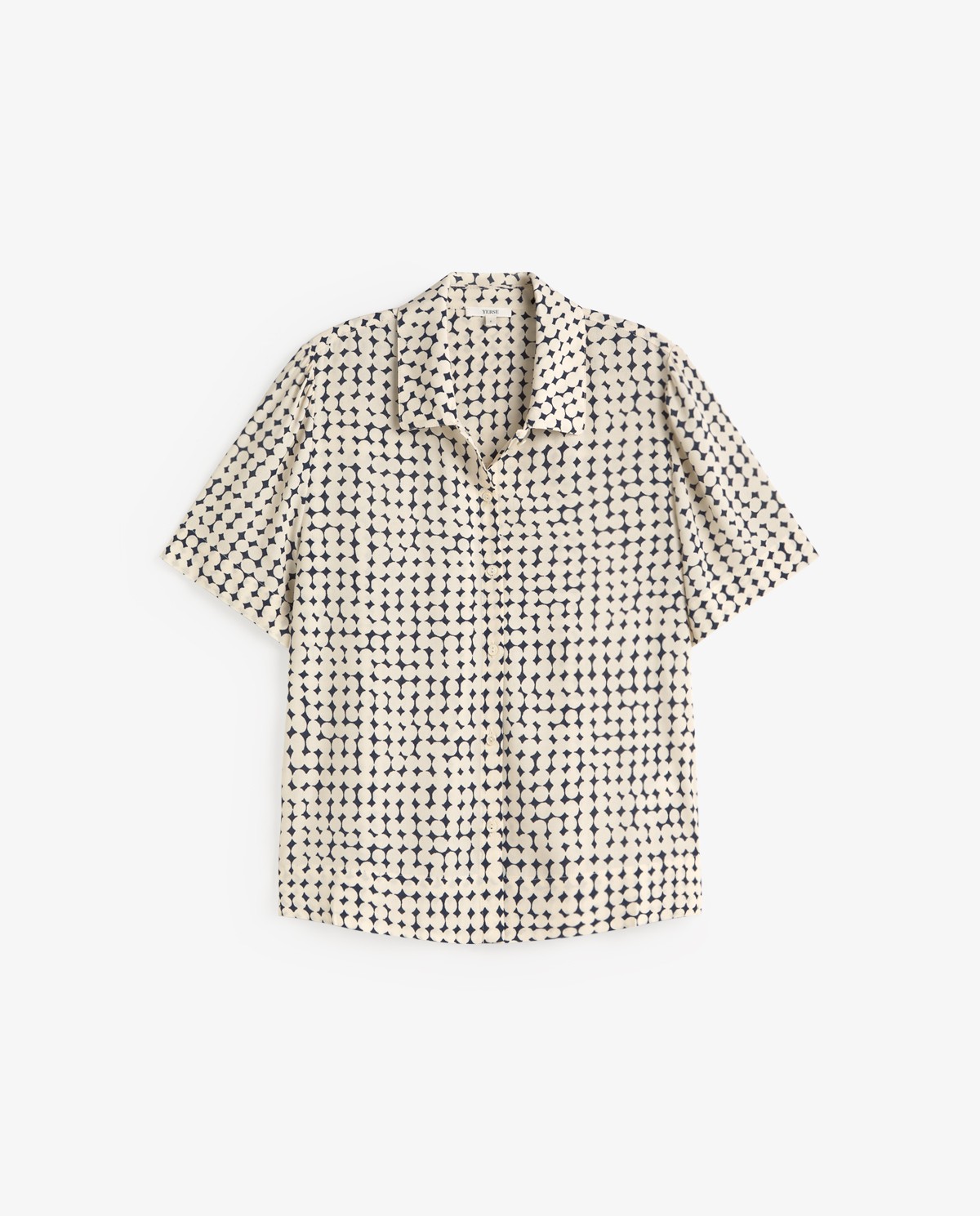 Camisa manga corta tejido crepé en color azul oscuro, vista frontal con detalle del tejido 6