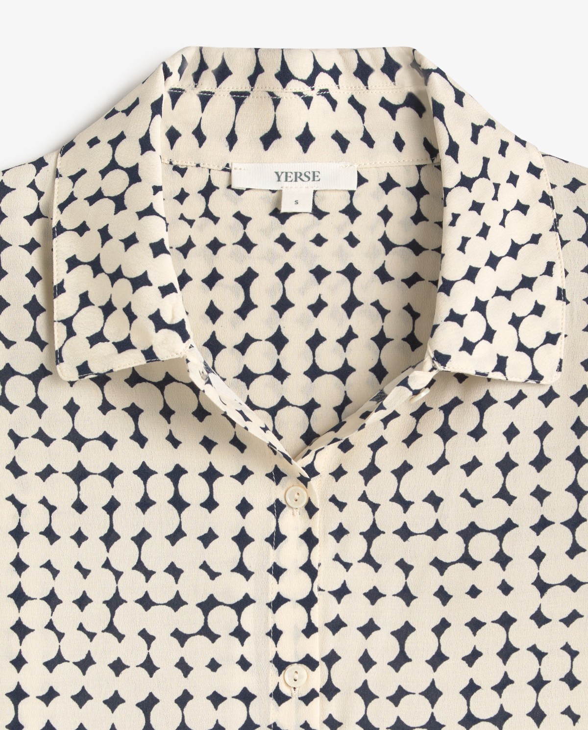 Camisa manga corta tejido crepé en color azul oscuro, vista frontal con detalle del tejido 7