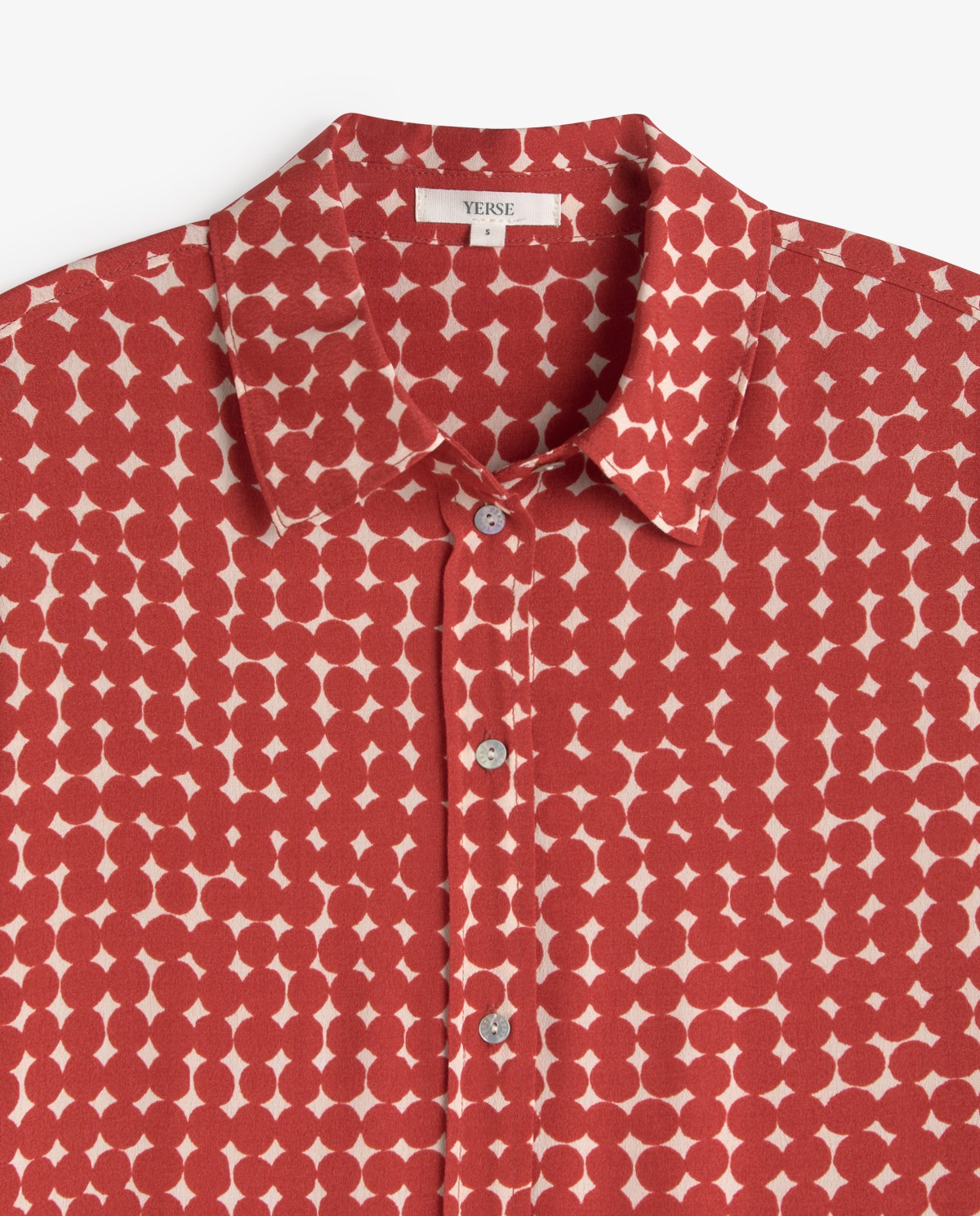 Vestido camisero estampado en color Rojo oscuro, vista frontal con detalle del tejido 9