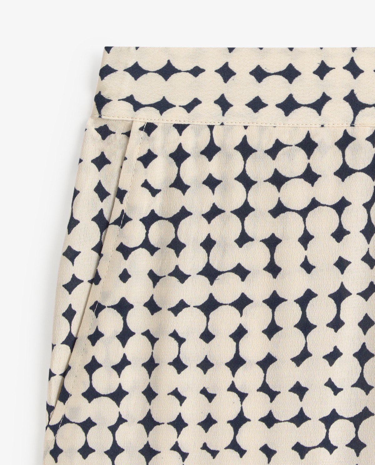 Pantalón fluido estampado en color azul oscuro, vista frontal con detalle del tejido 7