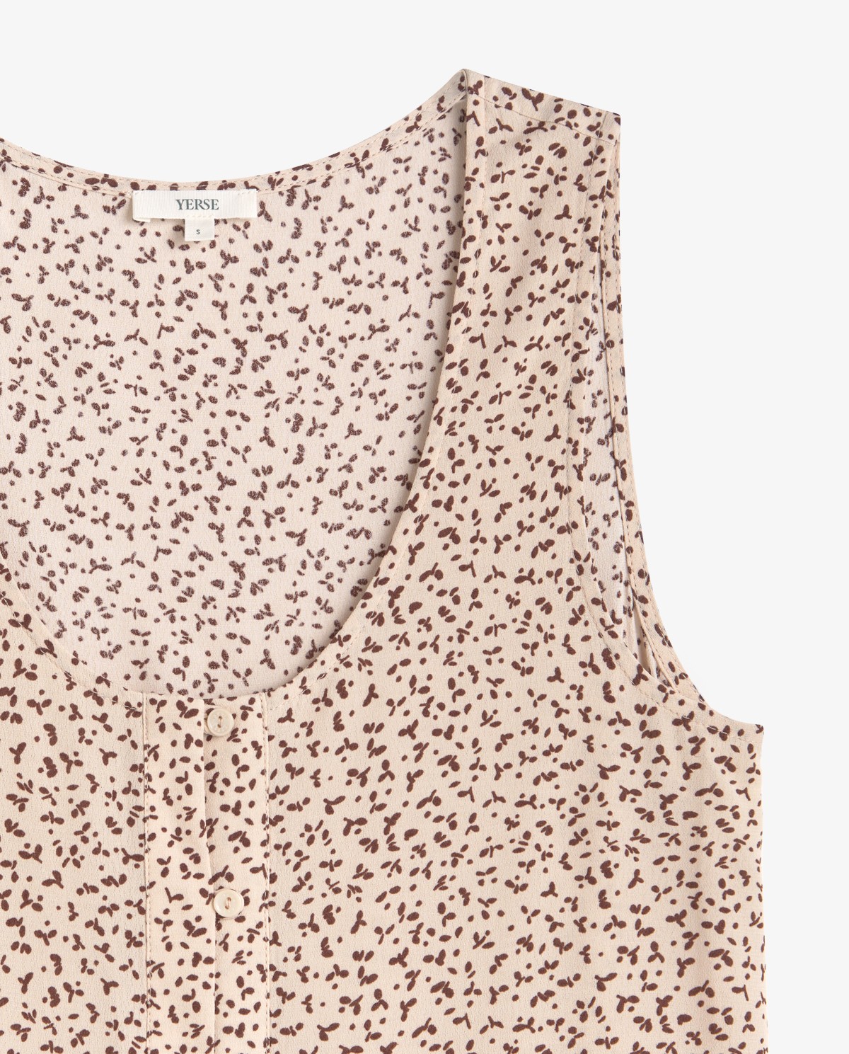 Top fluido estampado flores en color crudo, vista frontal con detalle del tejido 5