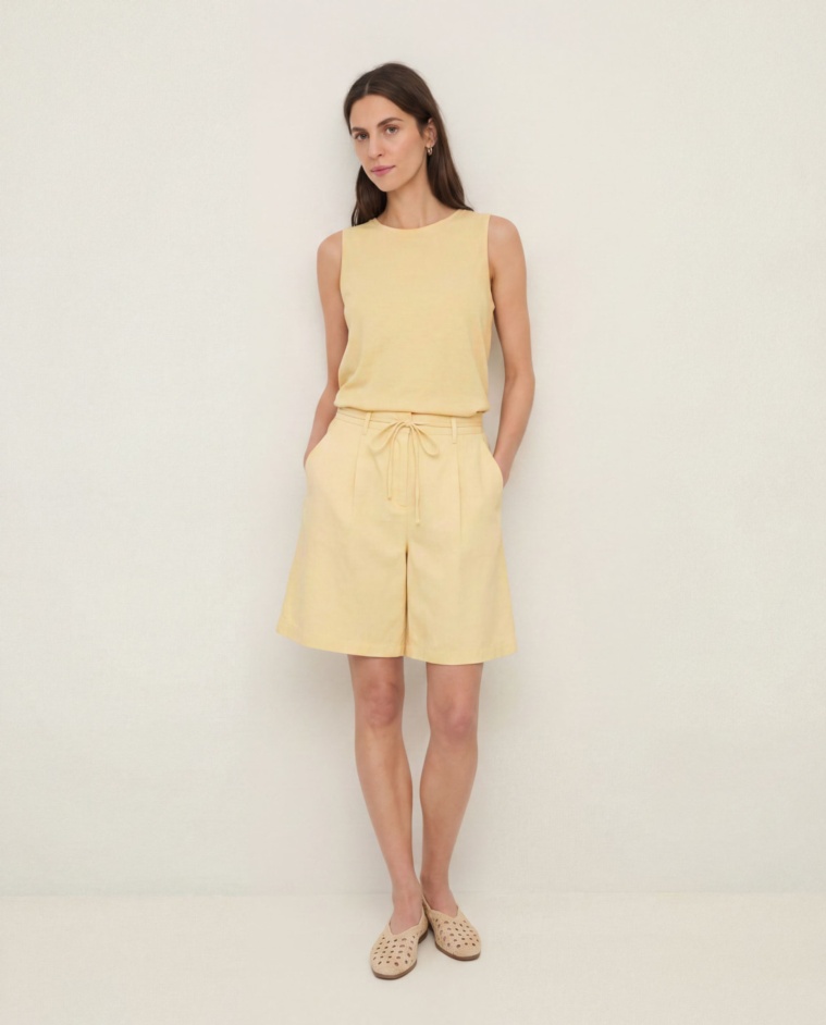 Shorts popelín en color amarillo, vista frontal con detalle del tejido