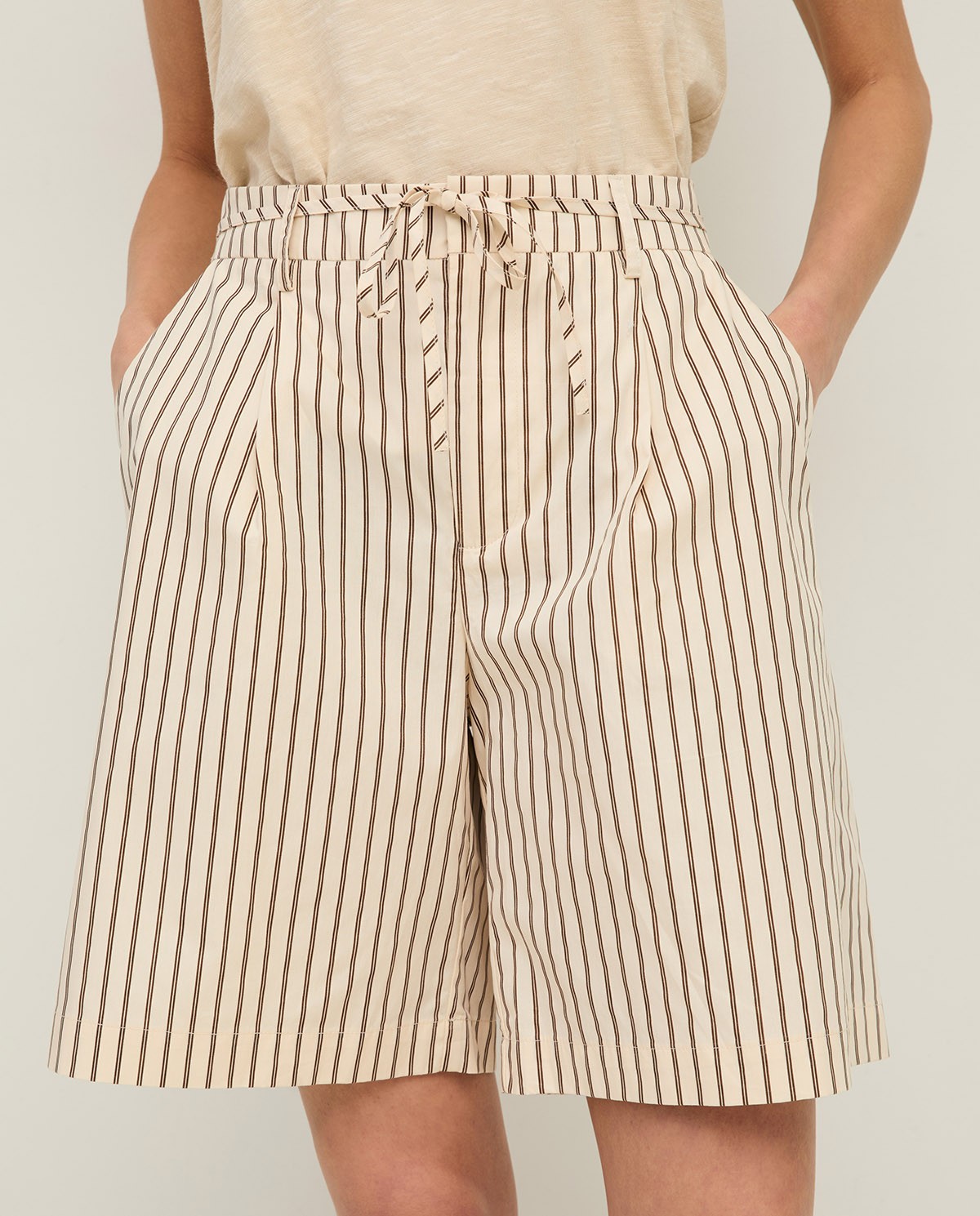 Shorts popelín rayas en color crudo, vista frontal con detalle del tejido 1