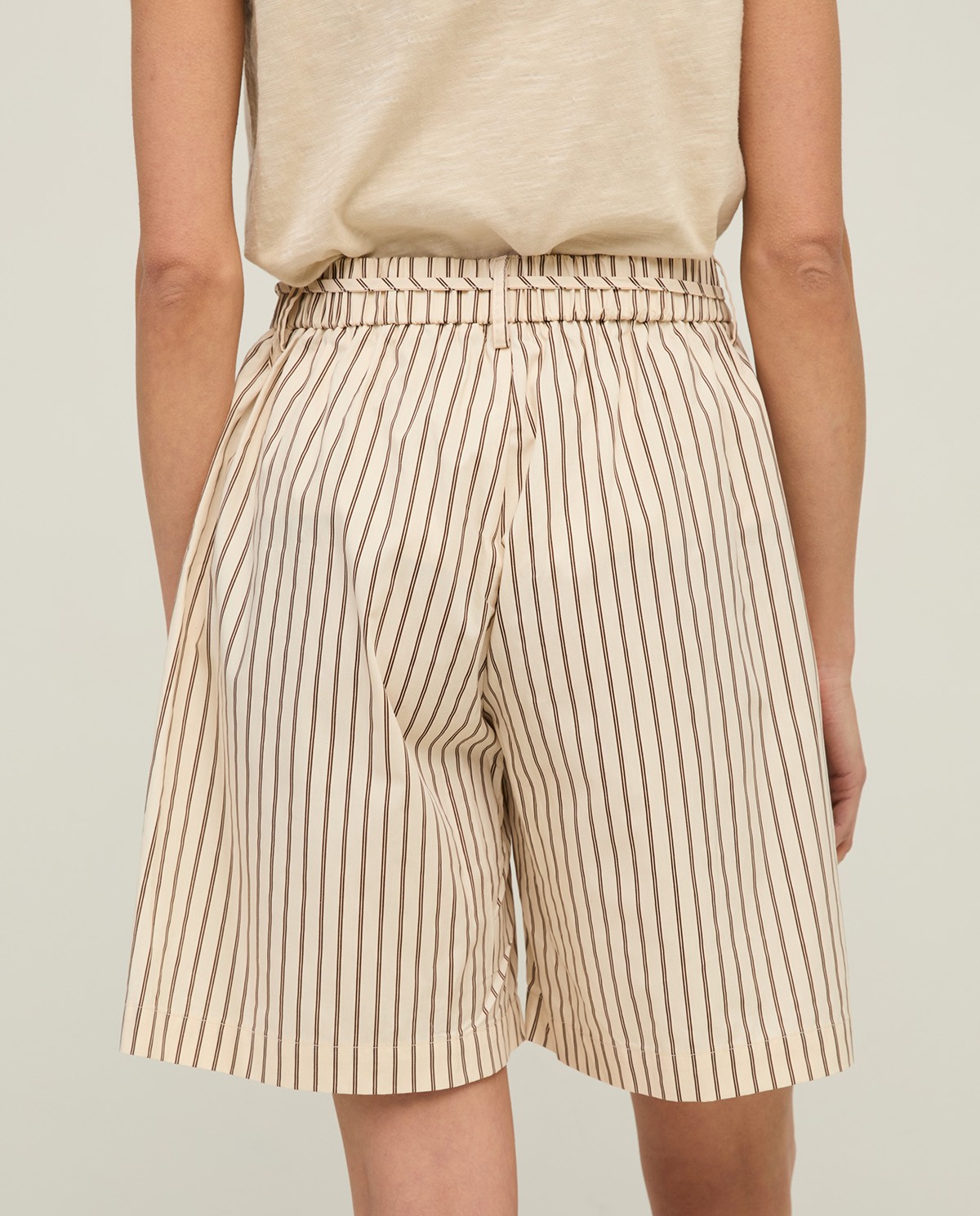 Shorts popelín rayas en color crudo, vista frontal con detalle del tejido 3