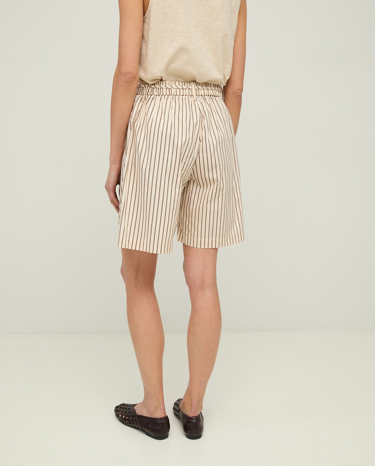 Shorts popelín rayas en color crudo, vista frontal con detalle del tejido 4