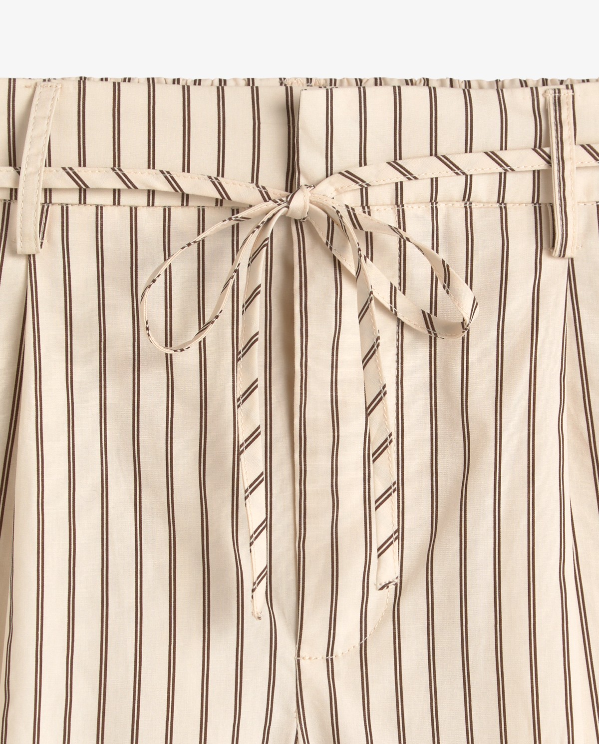 Shorts popelín rayas en color crudo, vista frontal con detalle del tejido 6