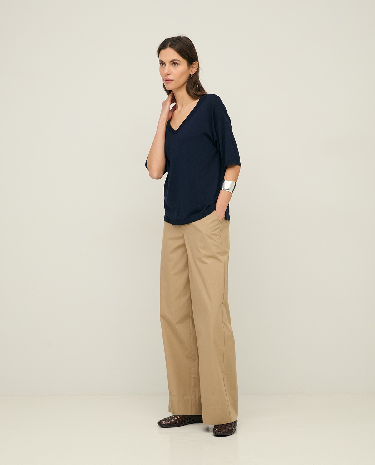 Pantalón wide leg popelín en color caqui, vista frontal con detalle del tejido 1