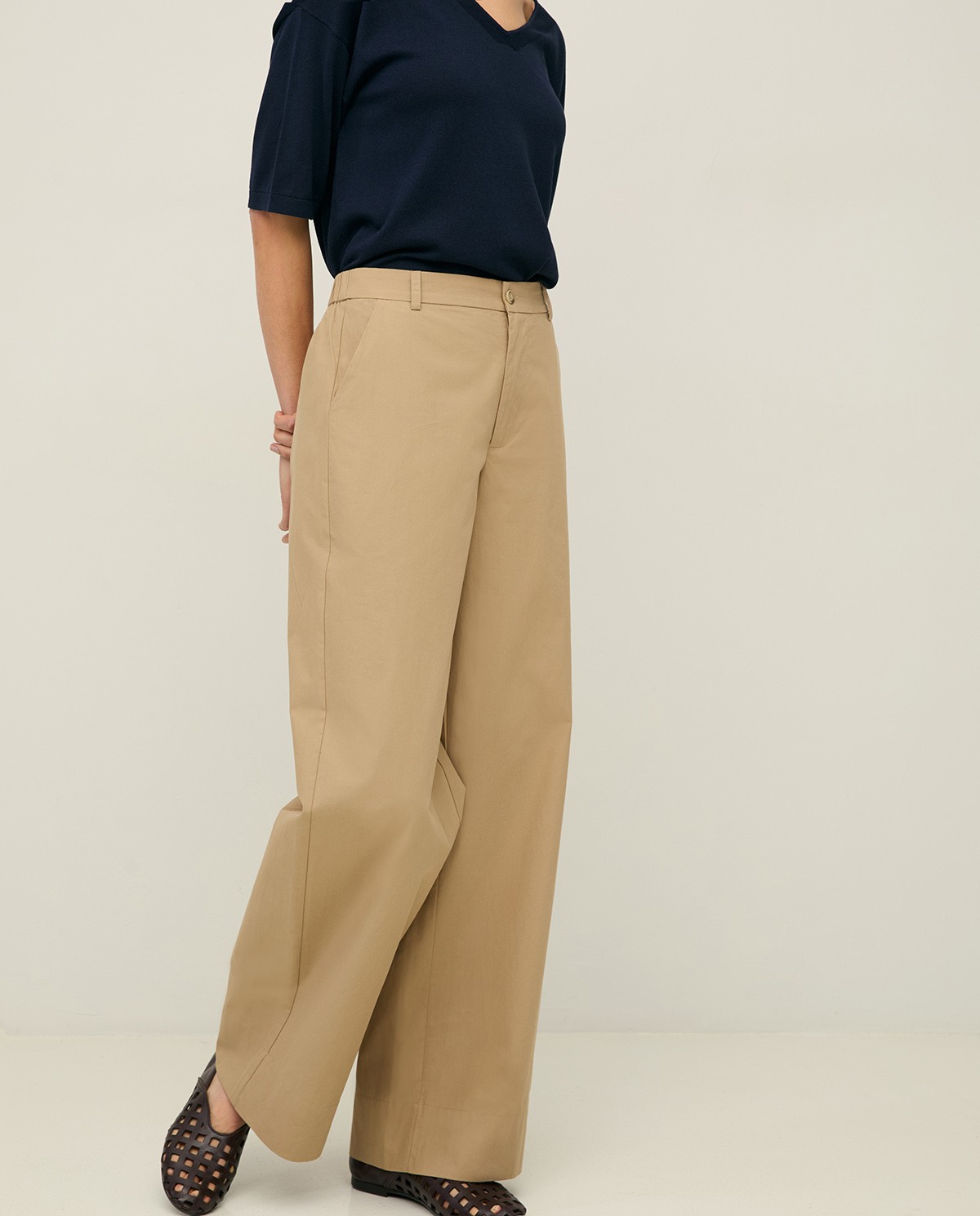 Pantalón wide leg popelín en color caqui, vista frontal con detalle del tejido 2