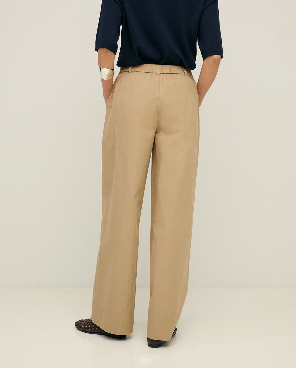 Pantalón wide leg popelín en color caqui, vista frontal con detalle del tejido 5