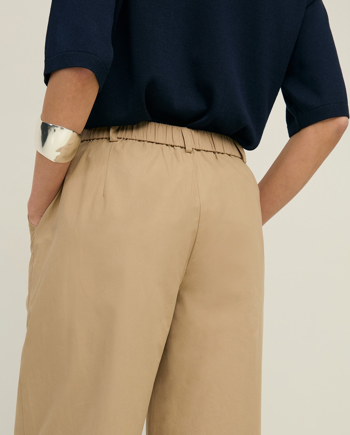 Pantalón wide leg popelín en color caqui, vista frontal con detalle del tejido 6