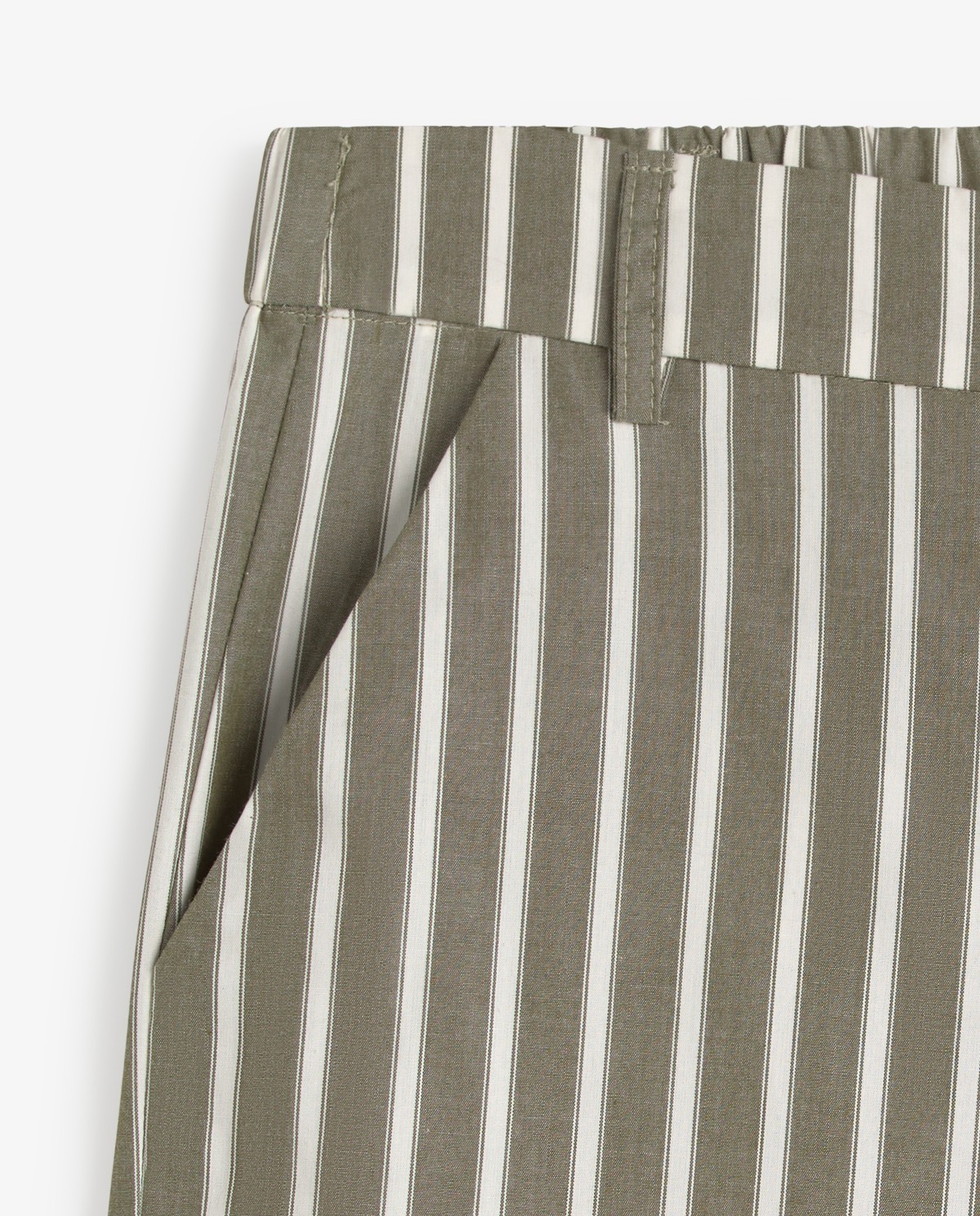 Pantalón wide leg popelín en color caqui, vista frontal con detalle del tejido 7