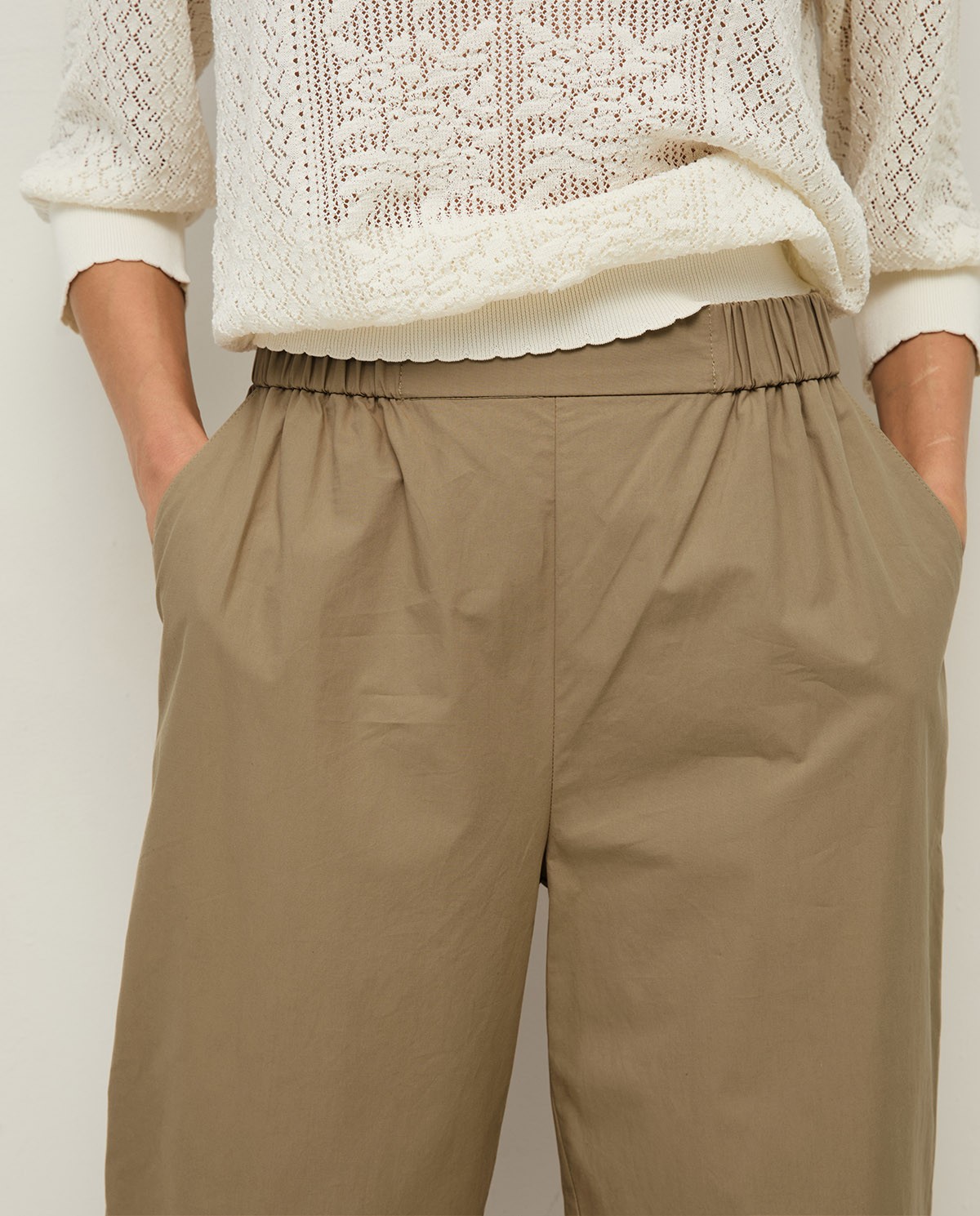 Pantalón recto popelín en color caqui, vista frontal con detalle del tejido 3