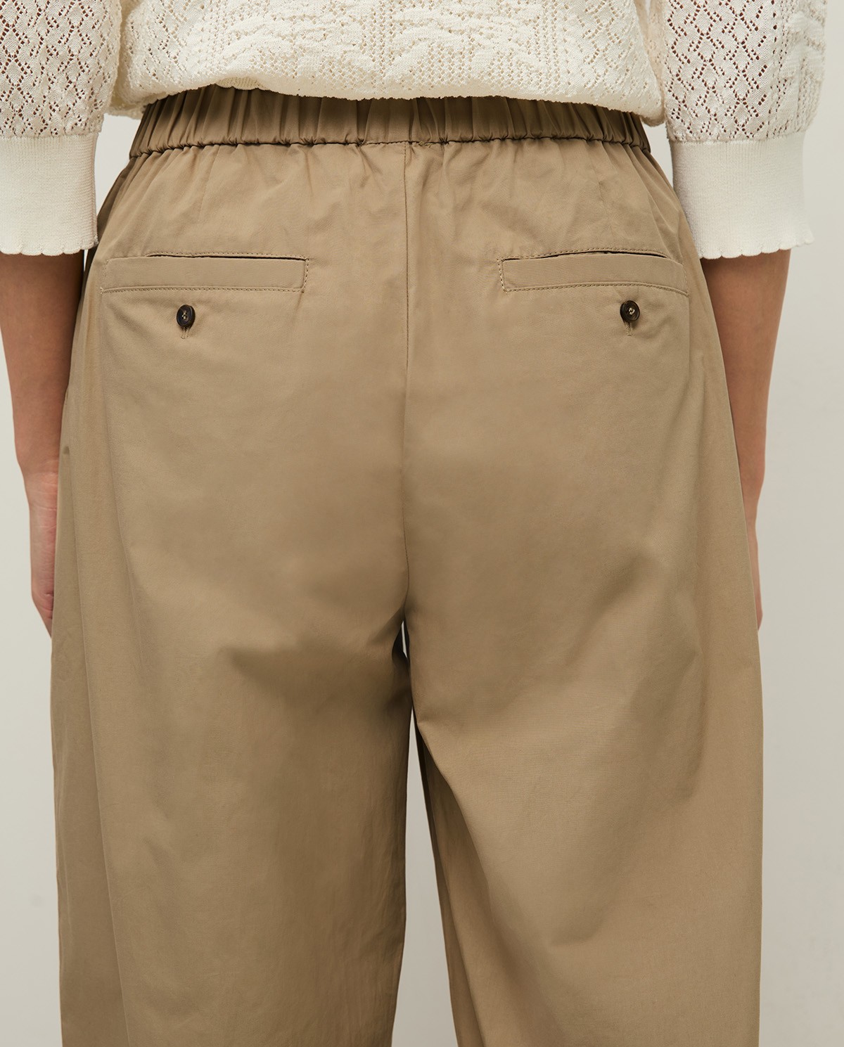 Pantalón recto popelín en color caqui, vista frontal con detalle del tejido 5