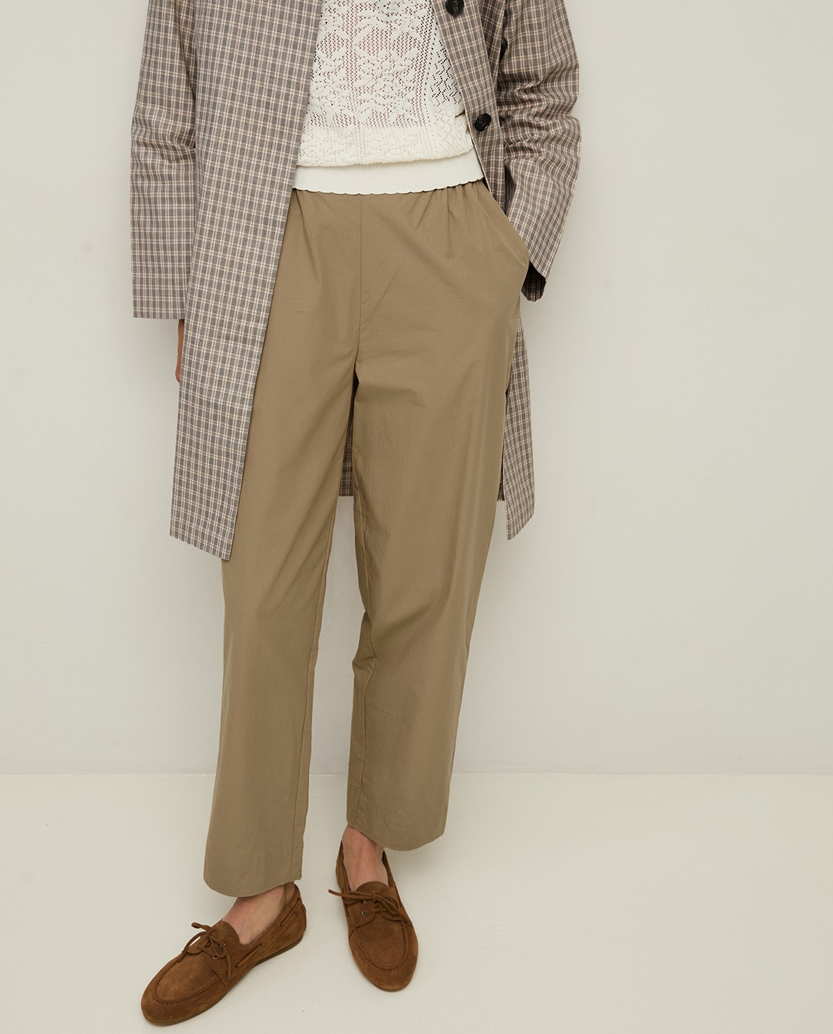 Pantalón recto popelín en color caqui, vista frontal con detalle del tejido 6