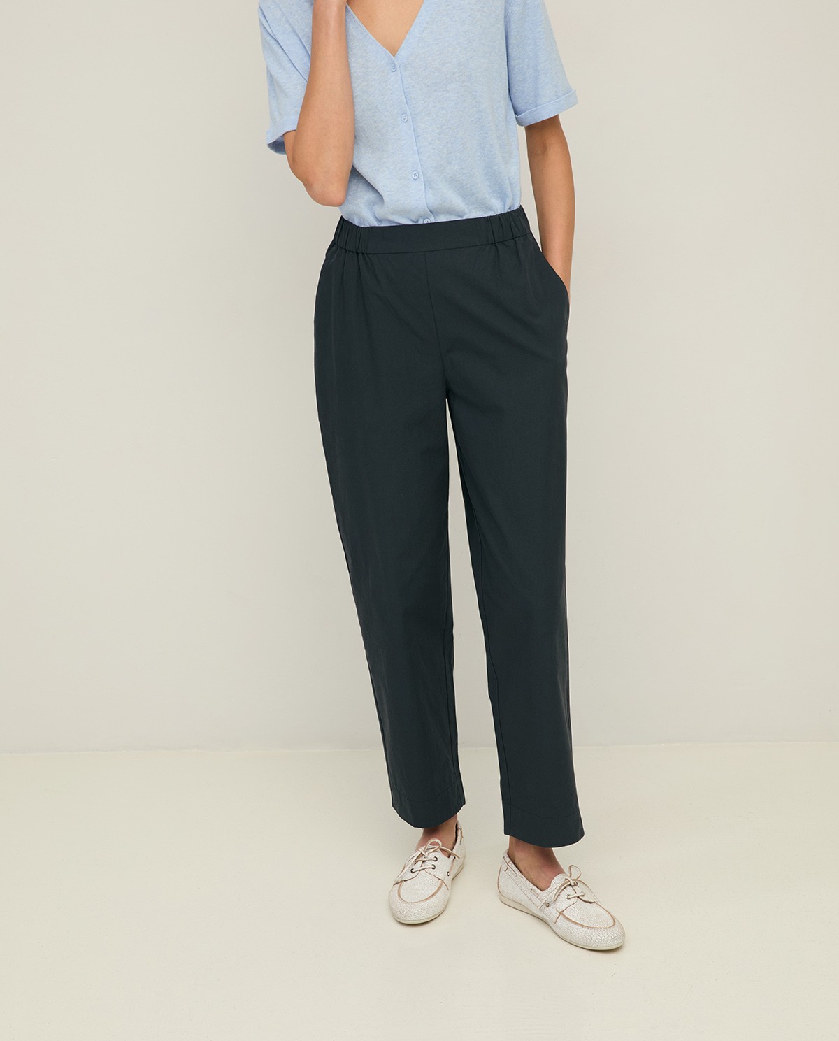 Pantalón recto popelín en color azul oscuro, vista frontal con detalle del tejido 1