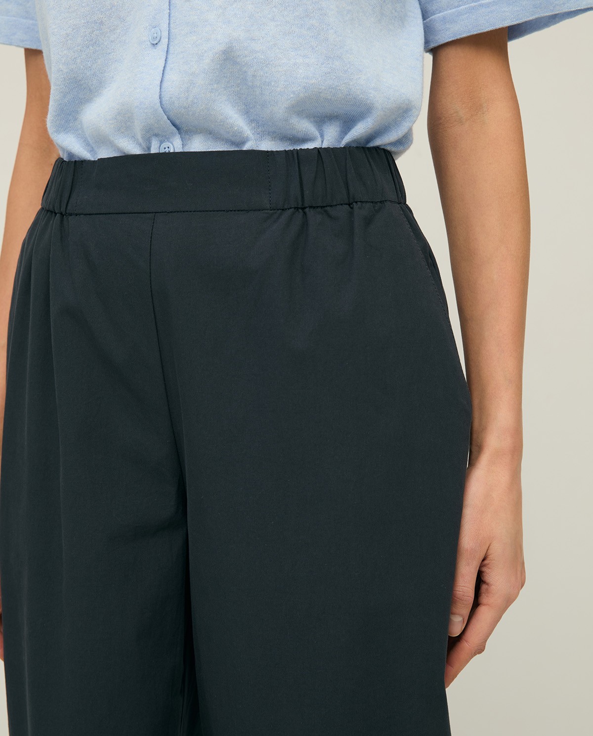 Pantalón recto popelín en color azul oscuro, vista frontal con detalle del tejido 2