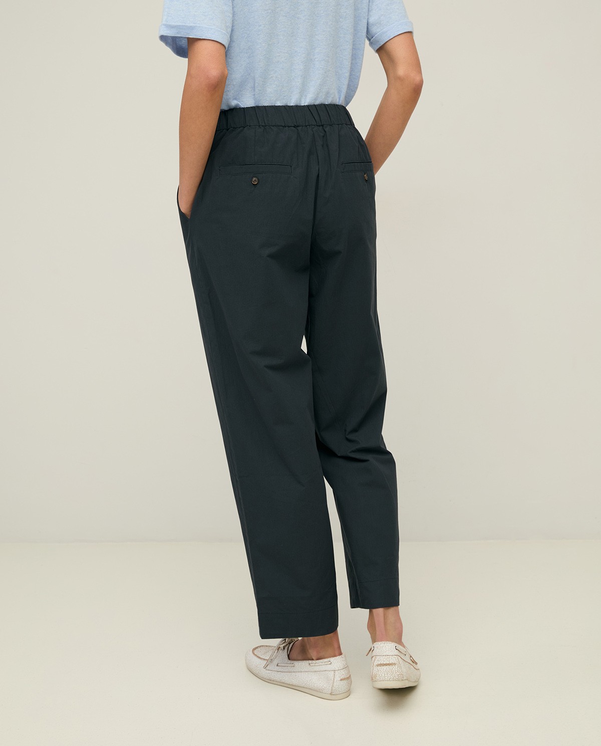 Pantalón recto popelín en color azul oscuro, vista frontal con detalle del tejido 4