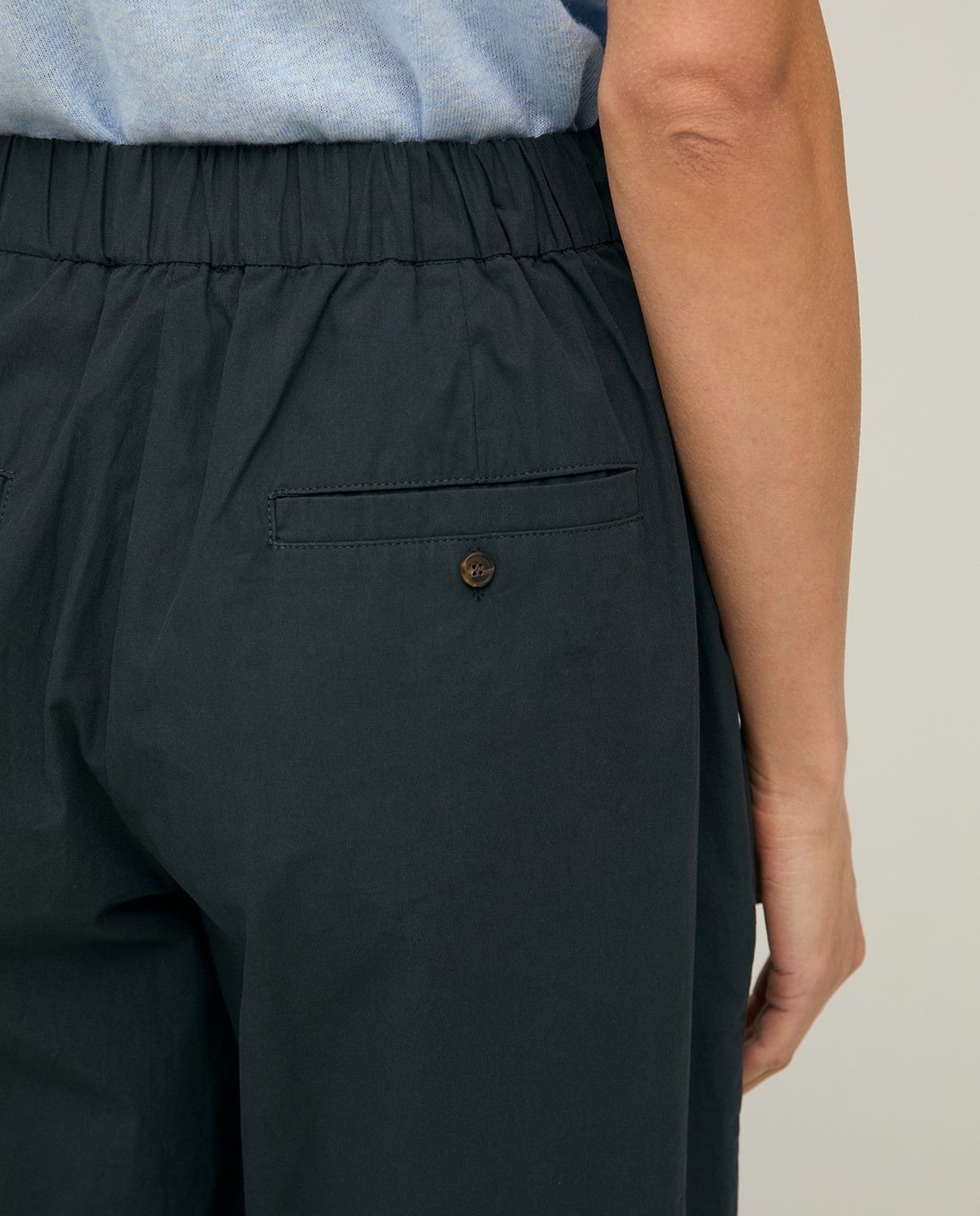 Pantalón recto popelín en color azul oscuro, vista frontal con detalle del tejido 5