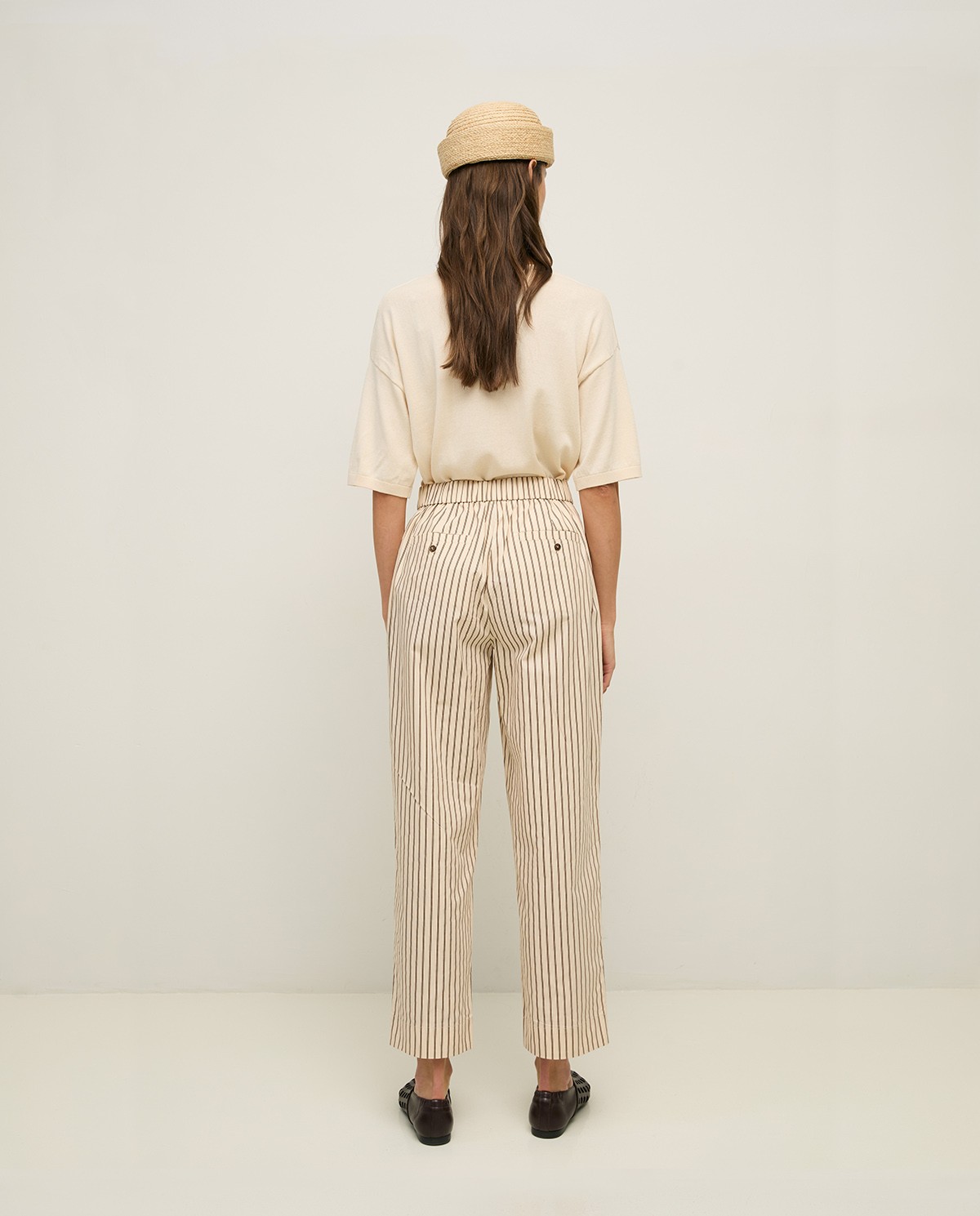 Pantalón recto popelín rayas en color crudo, vista frontal con detalle del tejido 4