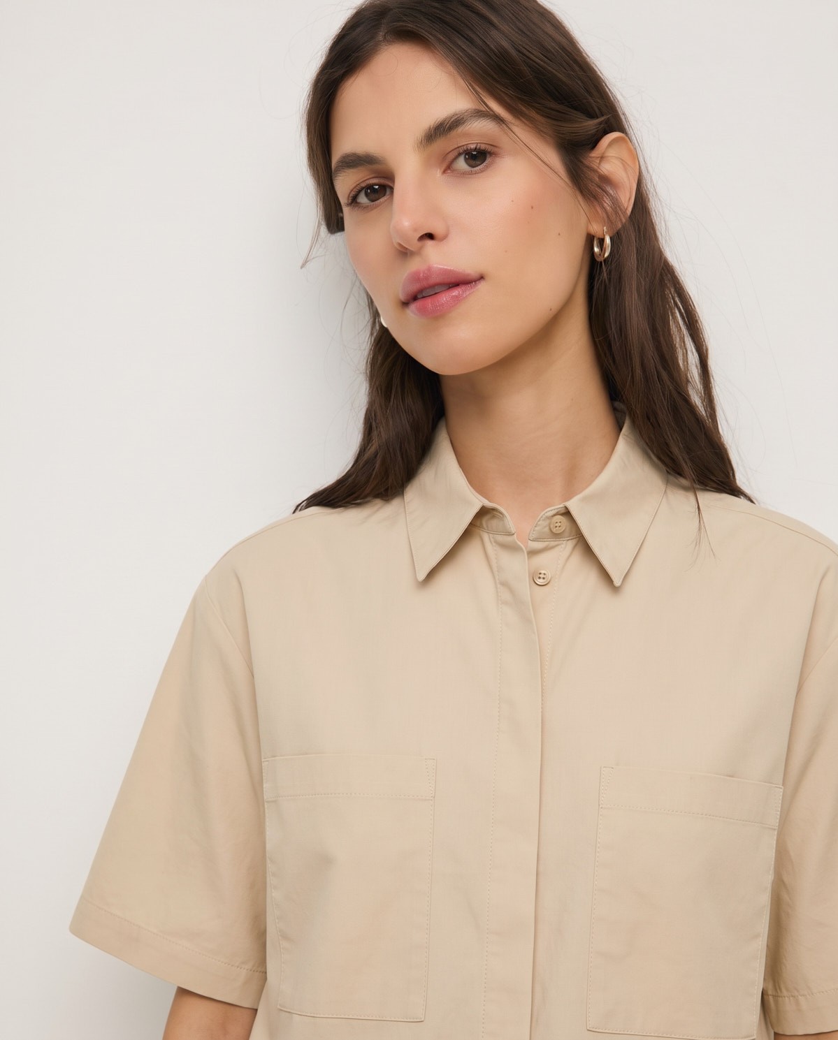 Camisa popelí en cru, vista frontal amb detall del teixit