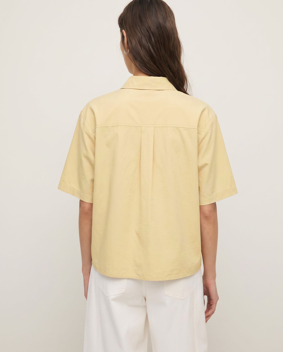 Camisa popelí en groc, vista frontal amb detall del teixit 2