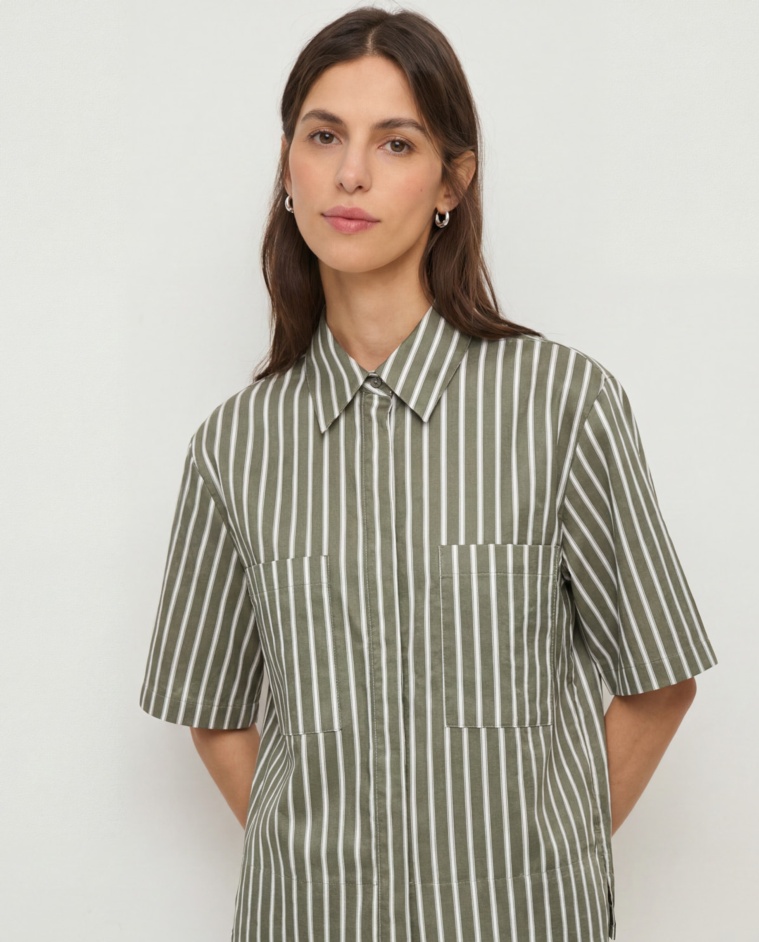 Camisa popelí ratlles en caqui, vista frontal amb detall del teixit