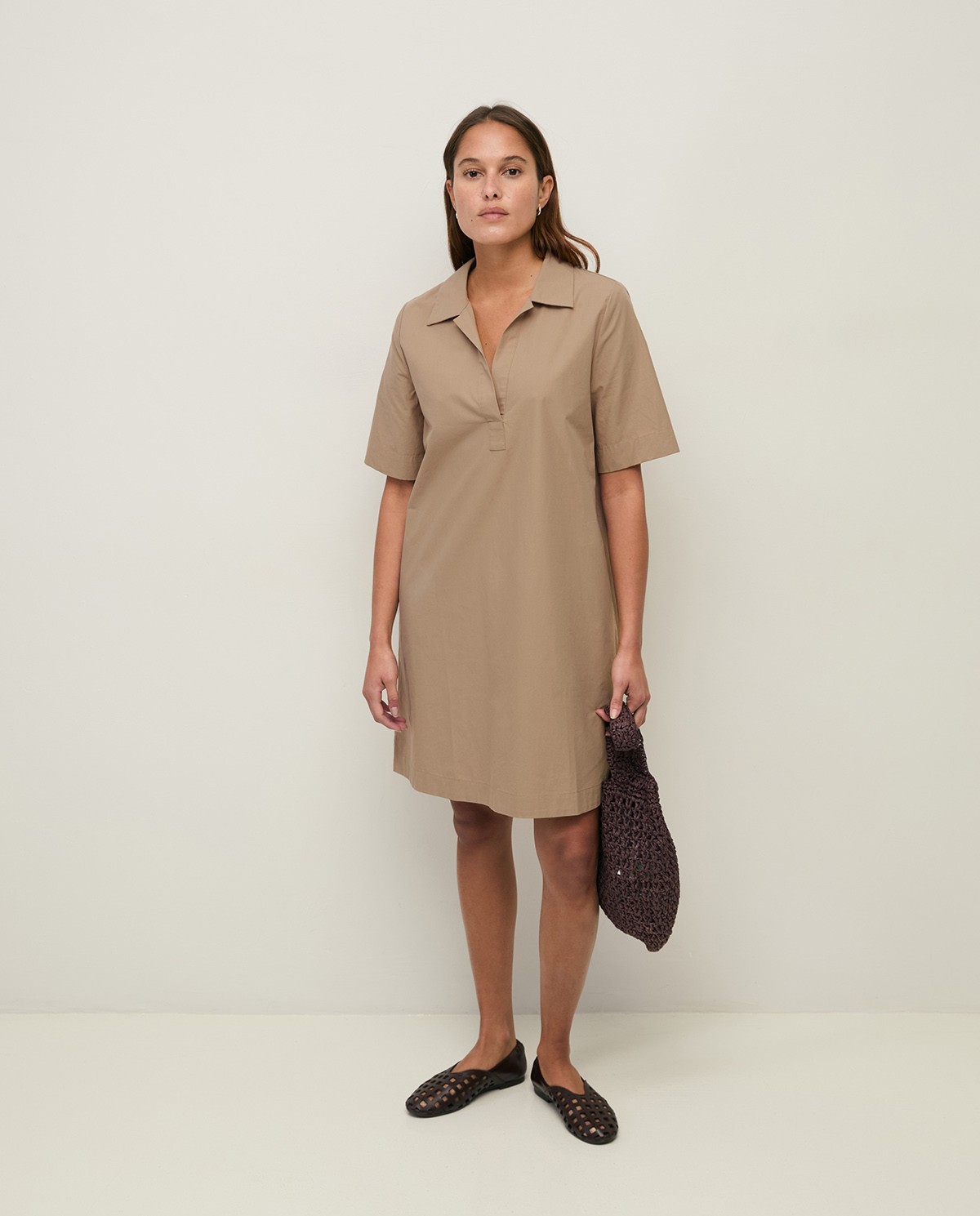 Vestido corto camisero popelín de algodón en color caqui, vista frontal con detalle del tejido 4