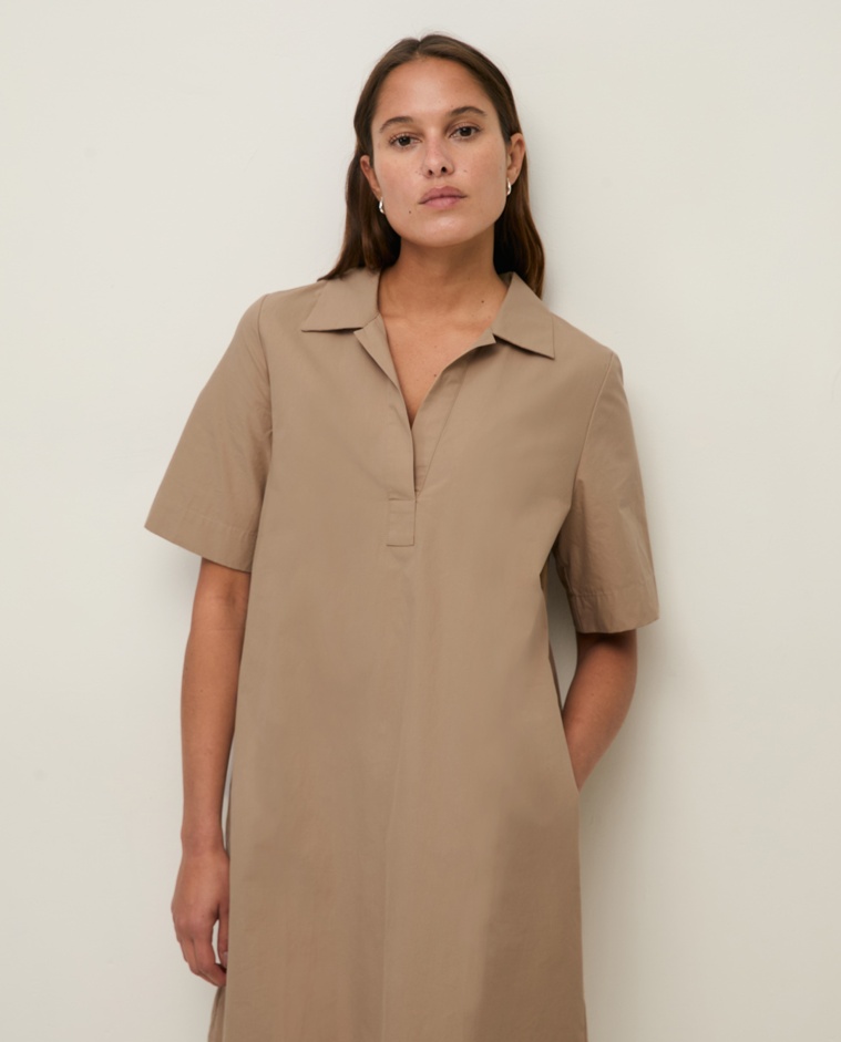Vestido corto camisero popelín de algodón en color caqui, vista frontal con detalle del tejido