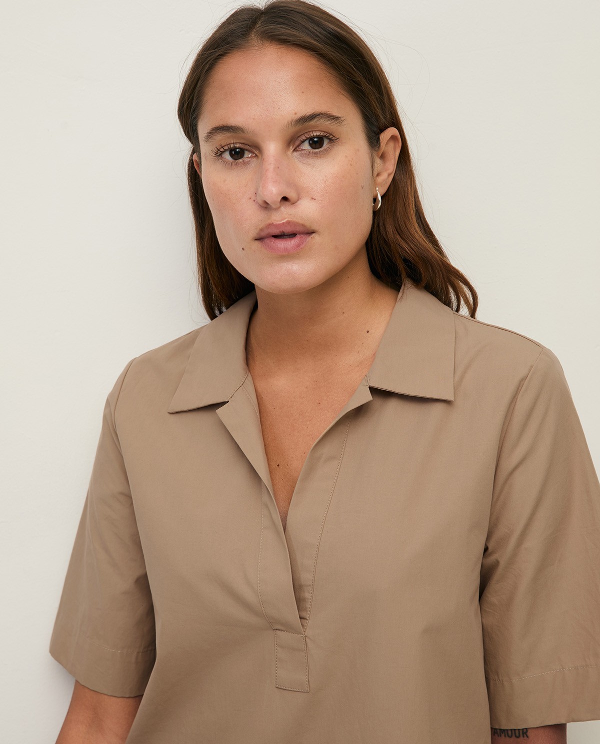 Vestido corto camisero popelín de algodón en color caqui, vista frontal con detalle del tejido 2