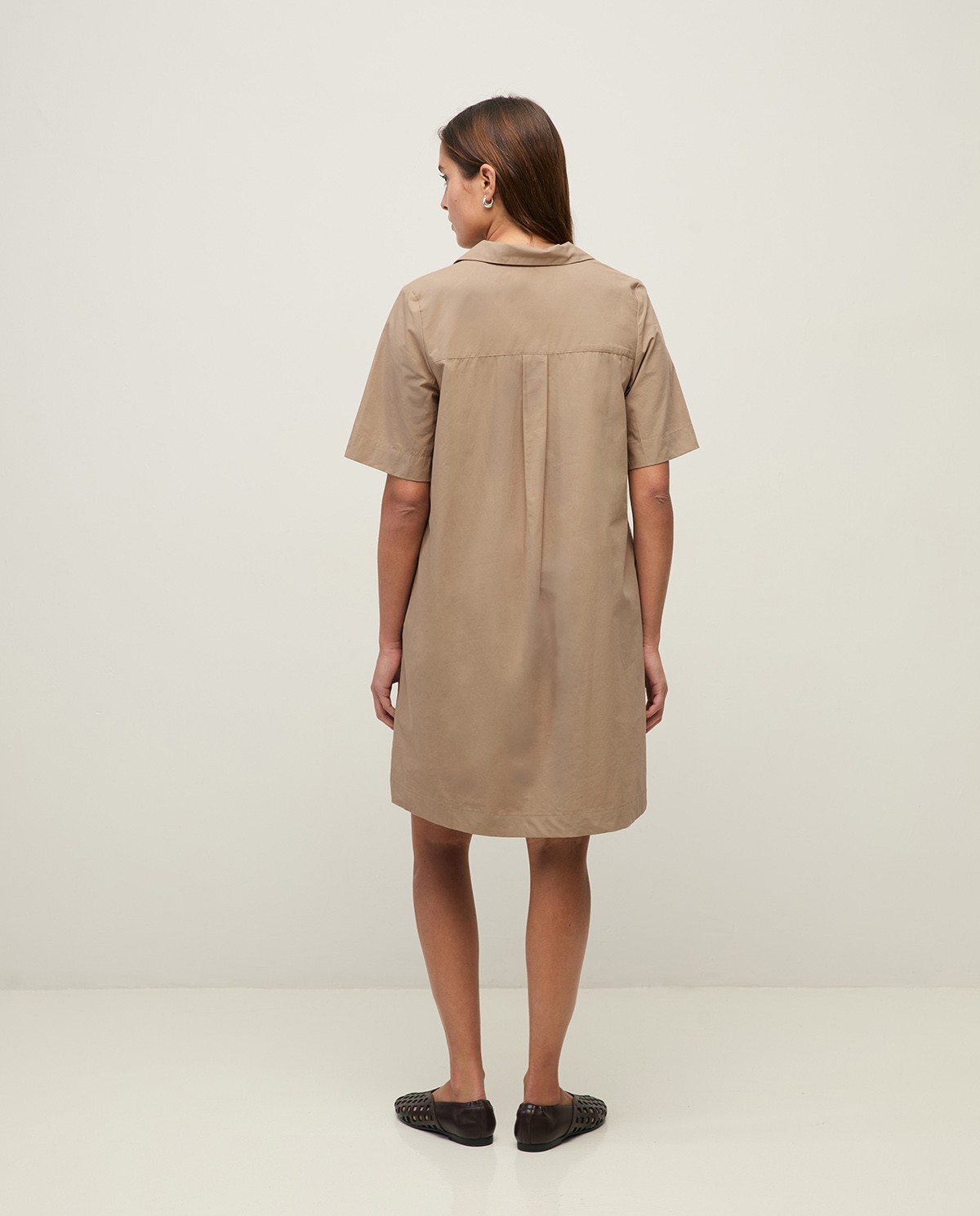 Vestido corto camisero popelín de algodón en color caqui, vista frontal con detalle del tejido 3