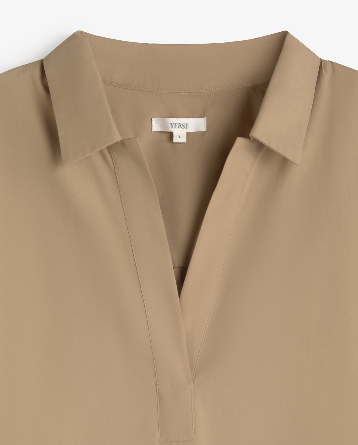 Vestido corto camisero popelín de algodón en color caqui, vista frontal con detalle del tejido 6