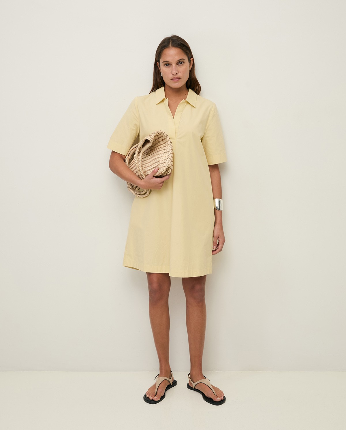 Vestido corto camisero popelín de algodón en color amarillo, vista frontal con detalle del tejido