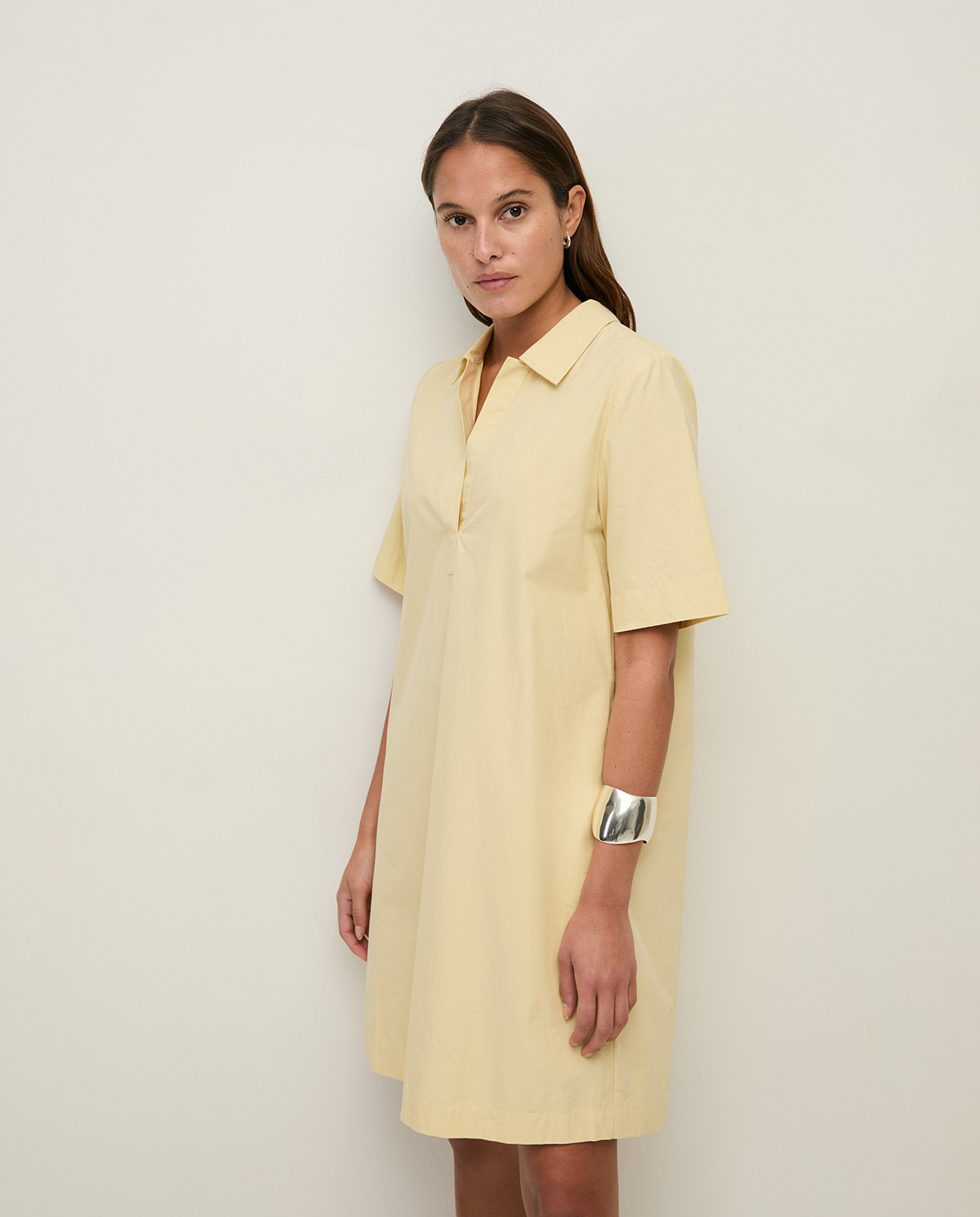 Vestido corto camisero popelín de algodón en color amarillo, vista frontal con detalle del tejido 1
