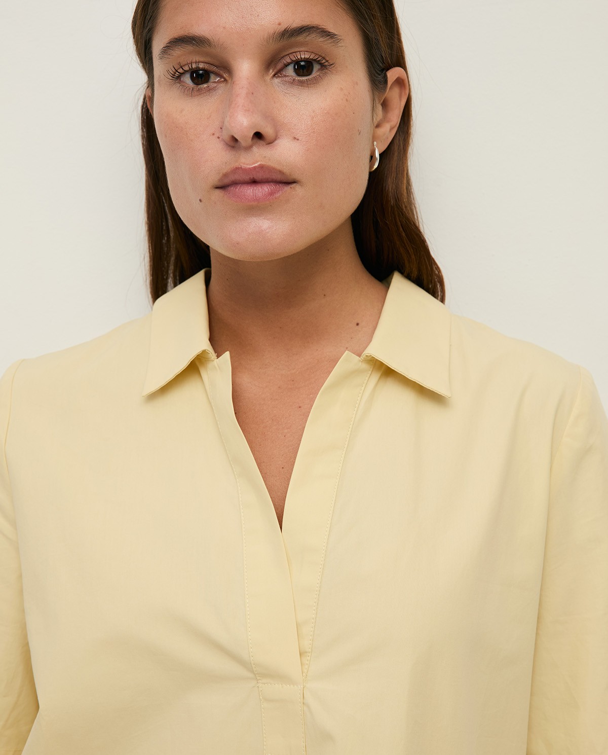 Vestido corto camisero popelín de algodón en color amarillo, vista frontal con detalle del tejido 2