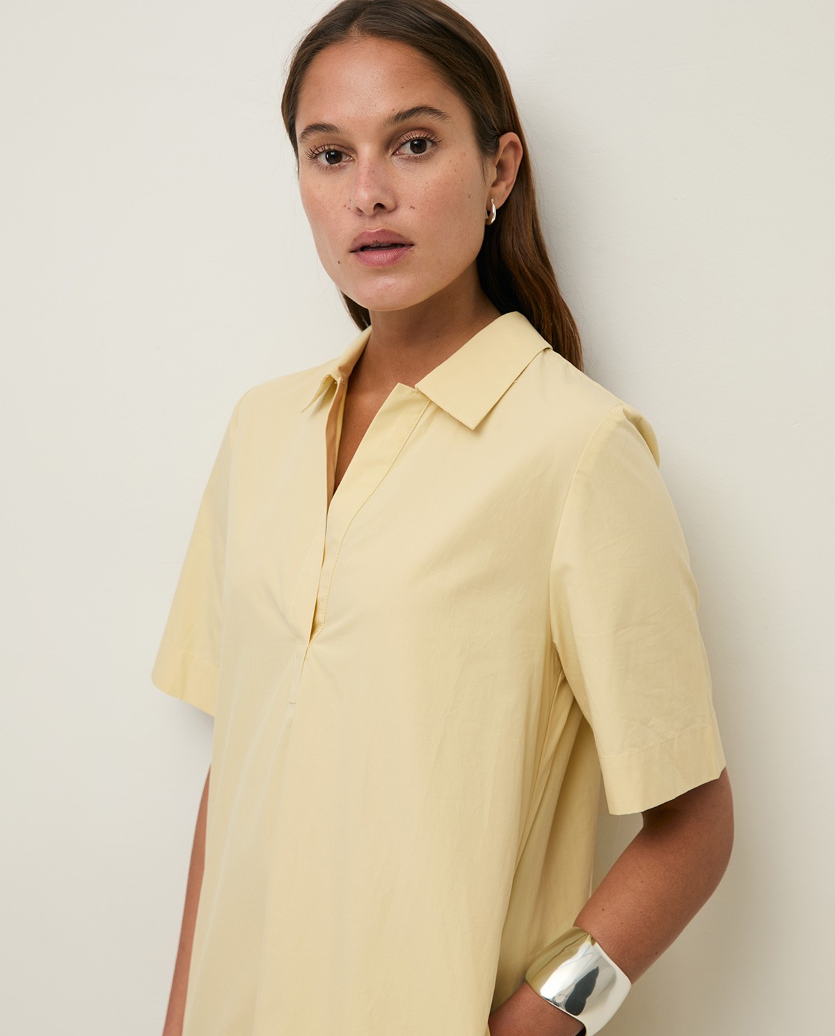 Vestido corto camisero popelín de algodón en color amarillo, vista frontal con detalle del tejido 3
