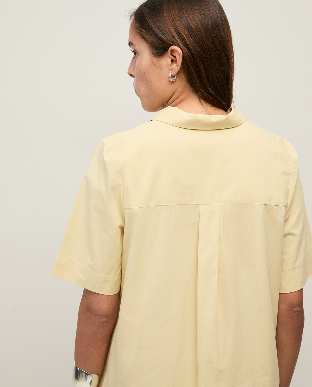Vestido corto camisero popelín de algodón en color amarillo, vista frontal con detalle del tejido 4