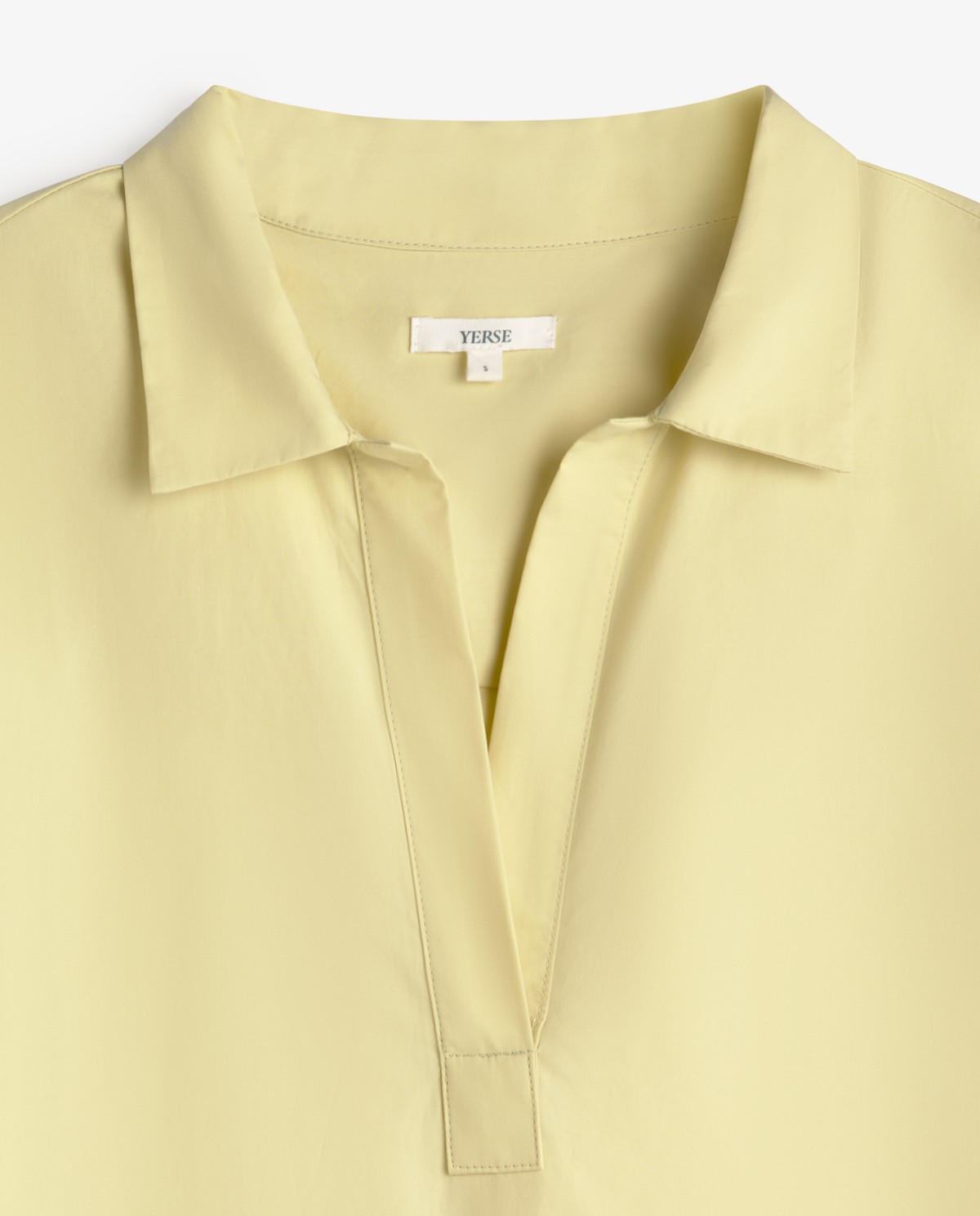 Vestido corto camisero popelín de algodón en color amarillo, vista frontal con detalle del tejido 7