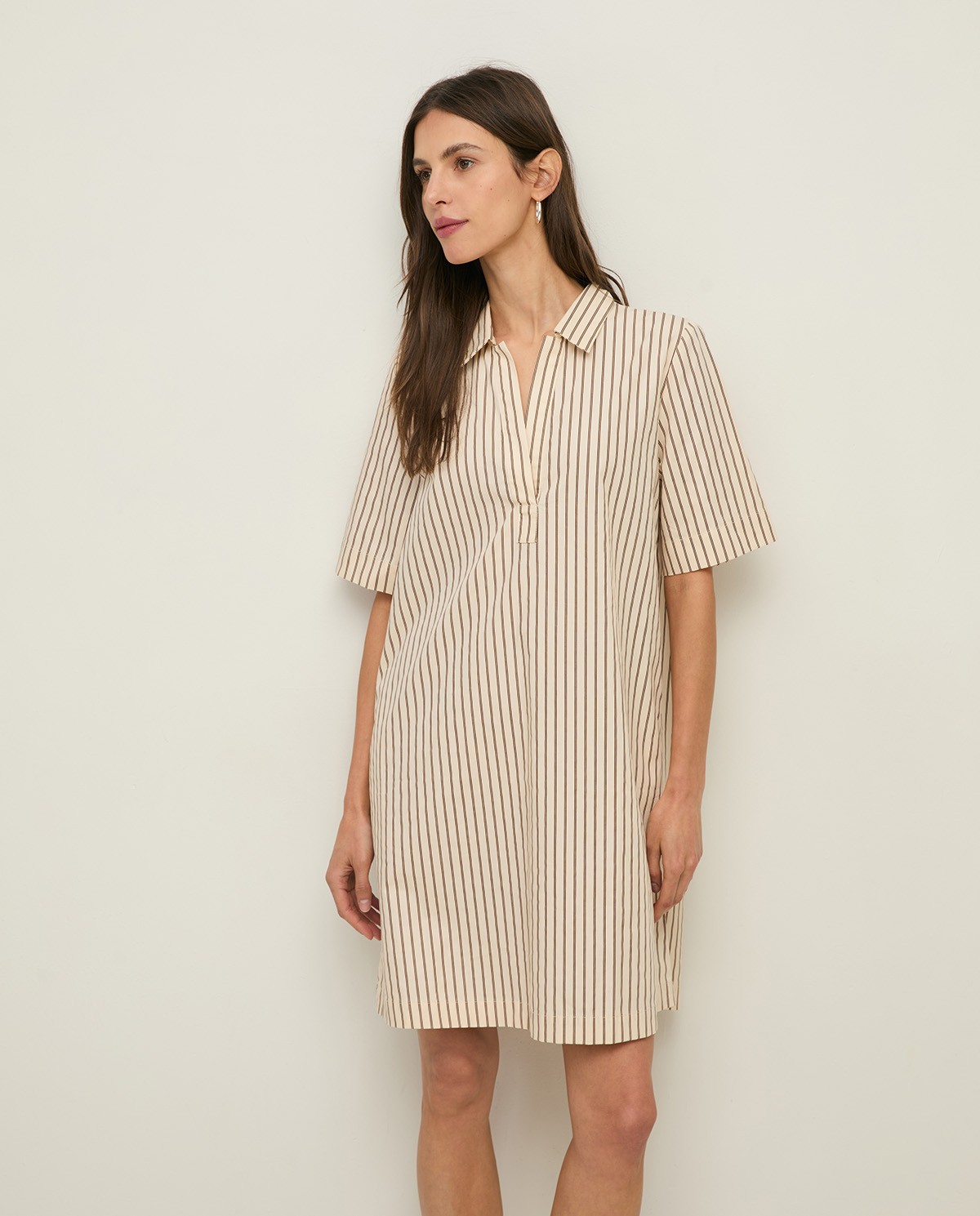 Vestido corto camisero popelín rayas en color crudo, vista frontal con detalle del tejido 2