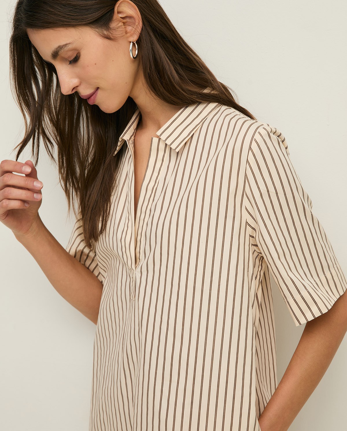 Vestido corto camisero popelín rayas en color crudo, vista frontal con detalle del tejido 1